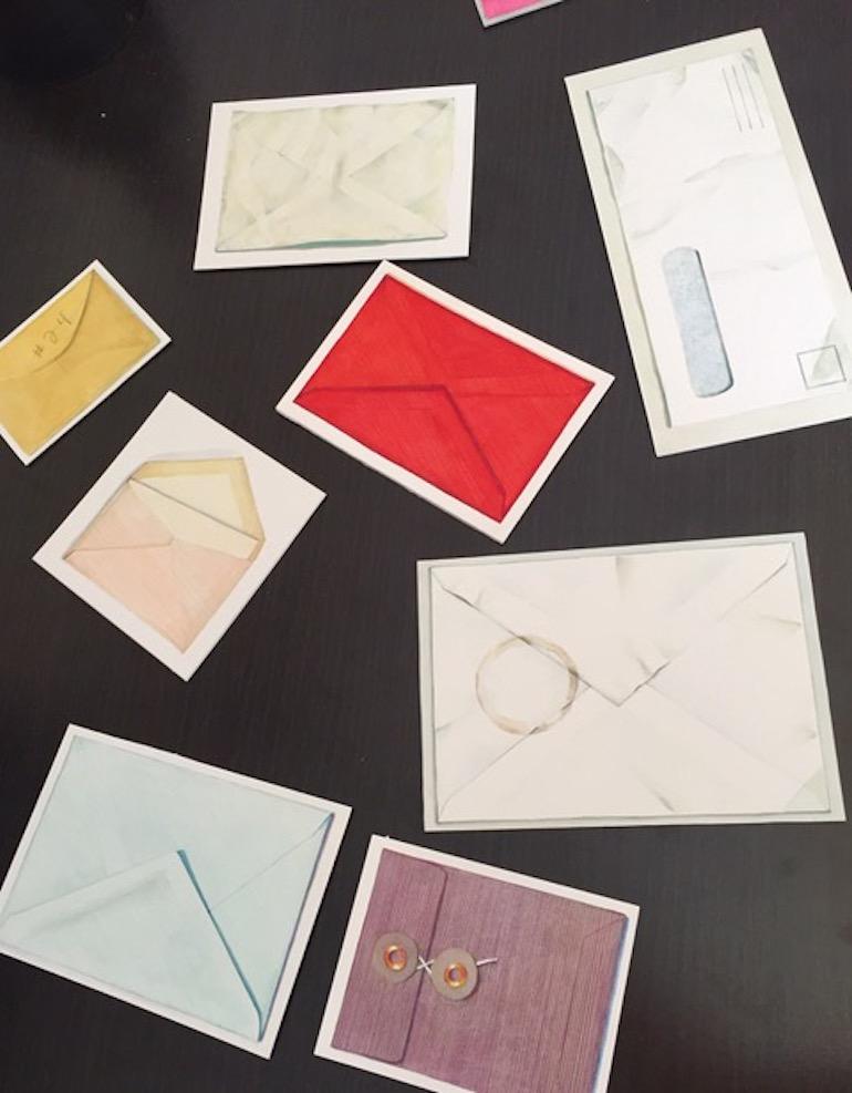 Margot Glass erforscht die Zerbrechlichkeit der Kommunikation und den natürlichen Drang des Menschen, selbst in den gewöhnlichsten Objekten eine Geschichte zu finden. In ihrer Serie Envelopes arbeitet Glass mit Aquarell, Bleistift und Silberstift