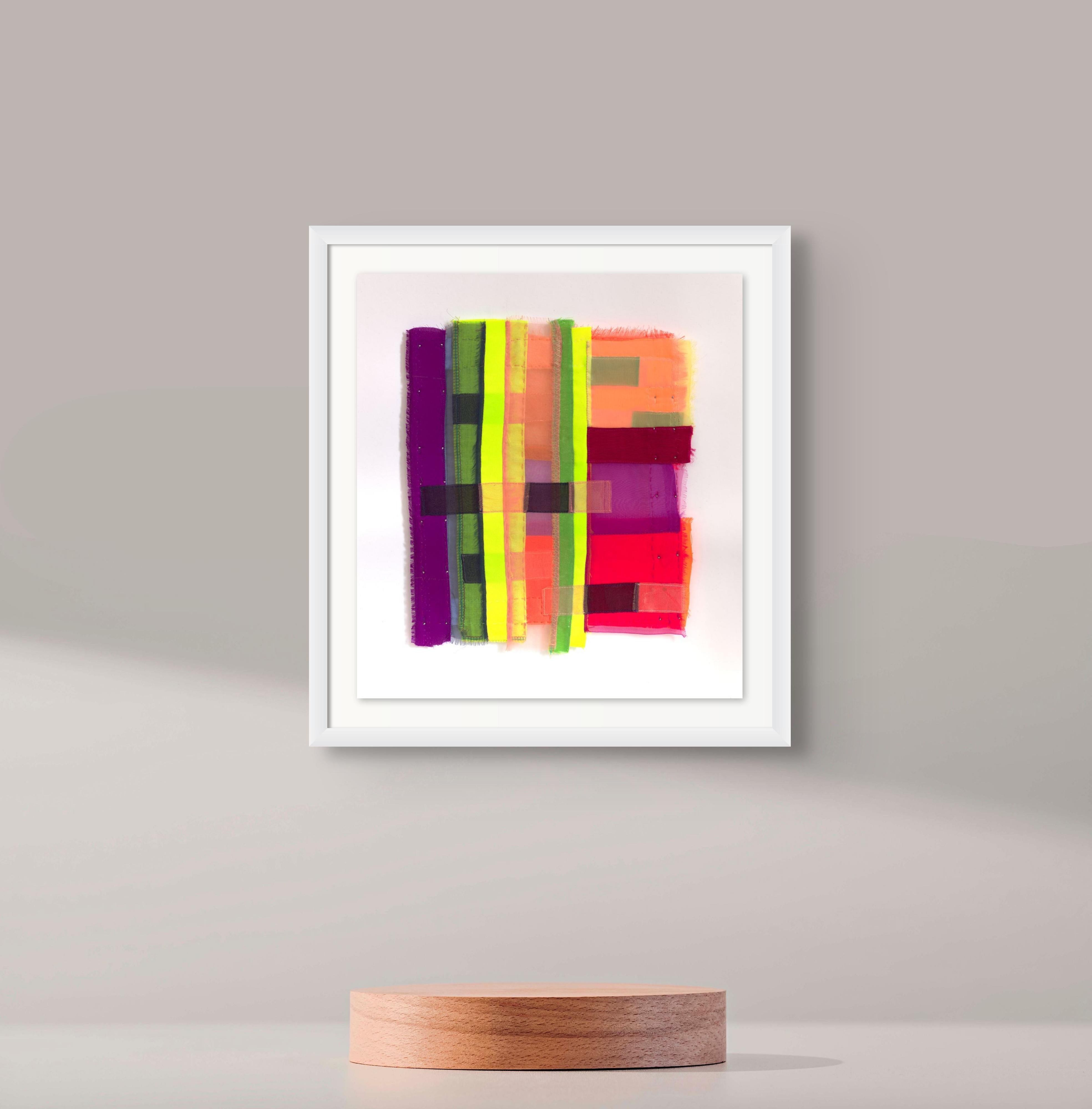 Collages de tiras de tela diáfanas, vibrantes, como joyas en venta 2
