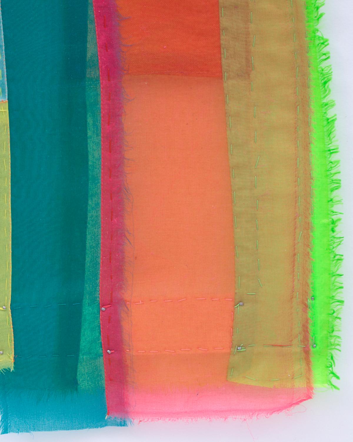 Linda Kamille Schmidt se inspira en los colores y texturas de las telas transparentes y opacas que colecciona y cose en collages geométricos superpuestos. La construcción de cada pieza es un viaje. A través de sus métodos de costura y sus diversos