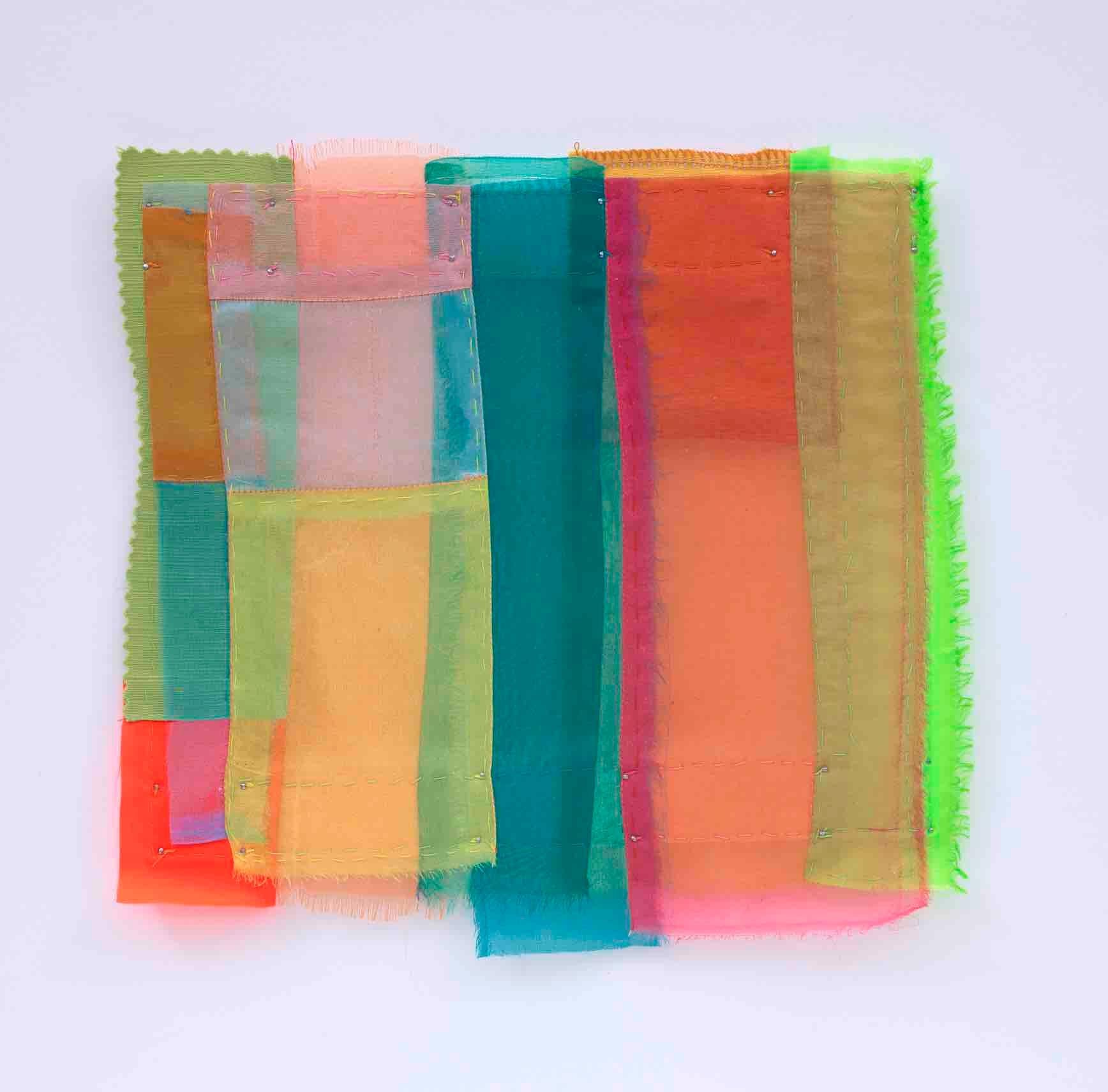 Guía, vibrante, joya, tiras diáfanas de collages de tela en venta 3