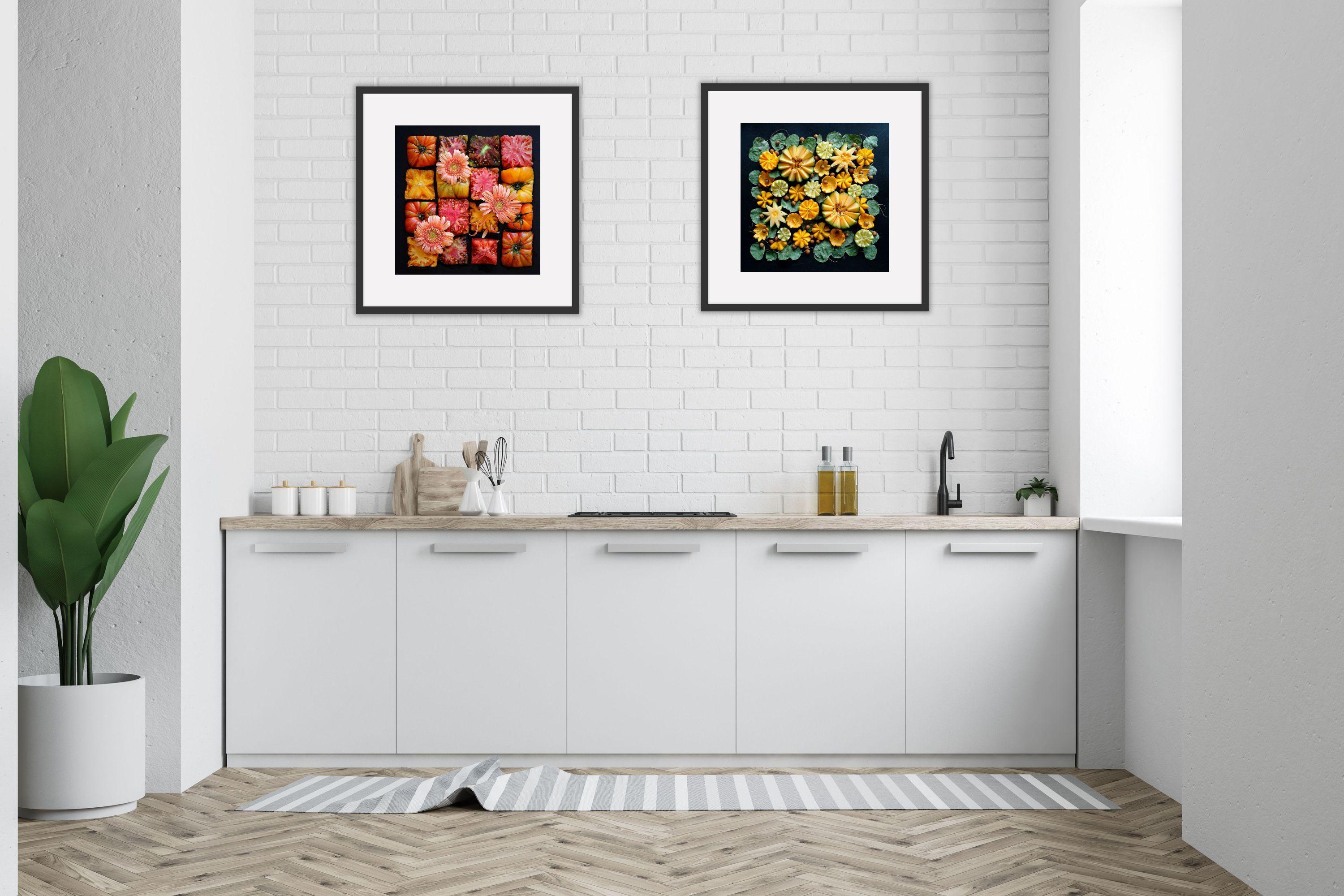 Heirloom Grid, fotografía absurdista, rosa estampada, escenificada de alimentos y flores - Photograph de Sarah Phillips