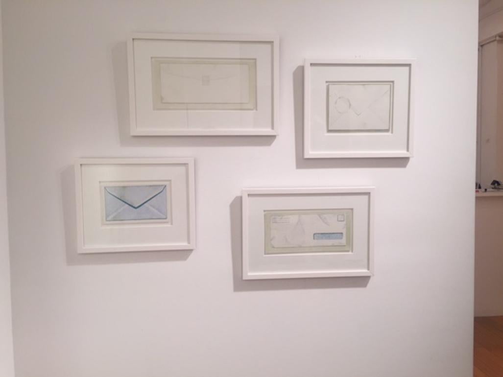 Crushed Envelope, zeitgenössische realistische Silberpunkt-Stilllebenzeichnung (Grau), Still-Life, von Margot Glass