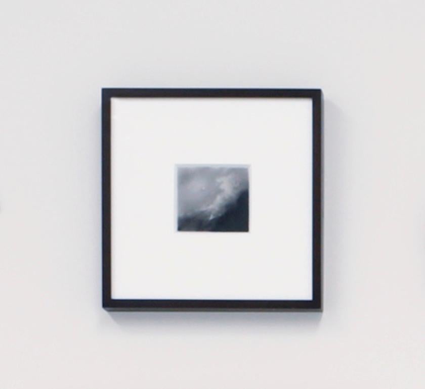 Flight, realistische schwarz-weiße Wolkenlandschaft in Kohlezeichnung (Grau), Landscape Art, von Dozier Bell