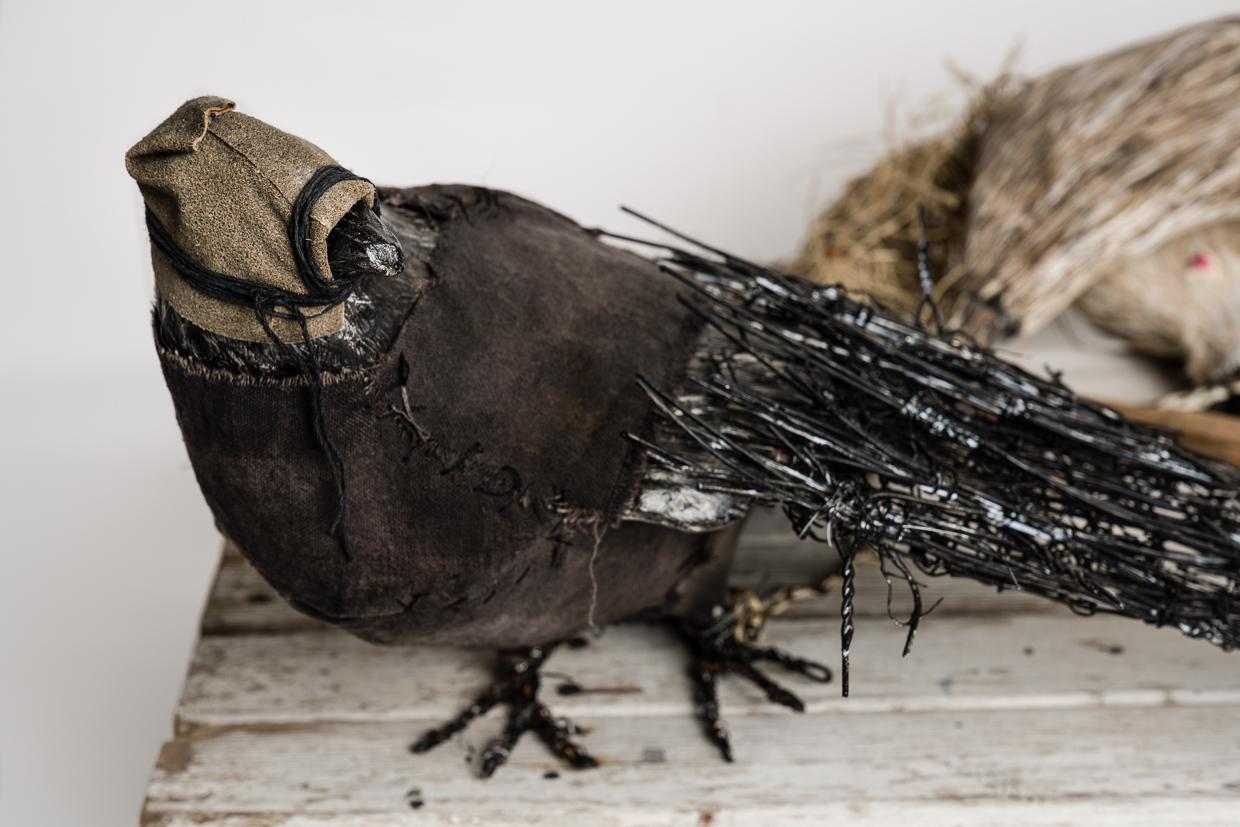 Escultura canina y de cuervo en la valla: 'Filosofía del mundo - Mixed Media Art Contemporáneo de Elizabeth Jordan
