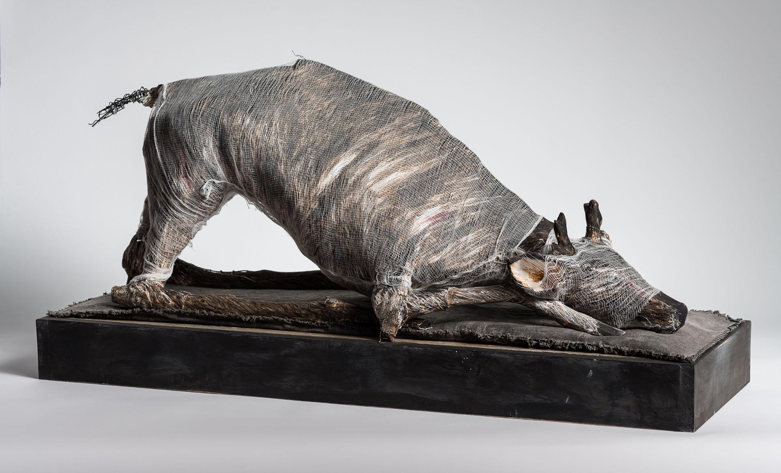 Animal in play position, sculpture : « Préparez-vous à suivre moi » - Mixed Media Art de Elizabeth Jordan