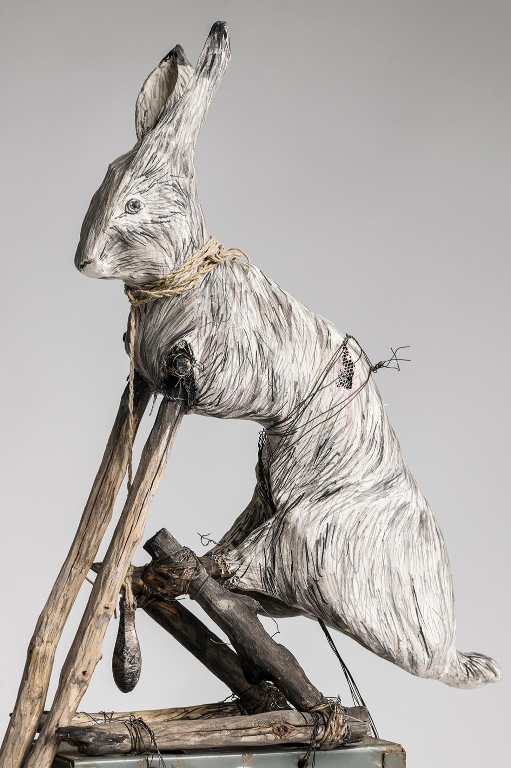 Escultura de conejo sentado en una caja eléctrica, tono tierra: 'Federal Pacific - Sculpture de Elizabeth Jordan