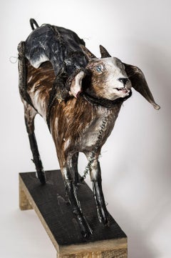 Sculpture de chèvre avec chat chevauchant un chat au dos, ton terreux, « âme à l'âme »