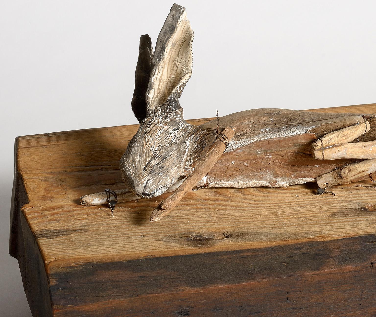 Kaninchen auf Holzblock, erdfarbene Skulptur: „Die Tinder-Box“ (Zeitgenössisch), Mixed Media Art, von Elizabeth Jordan