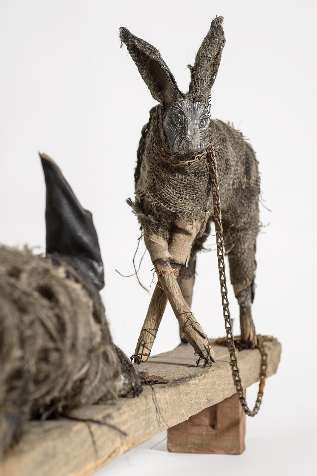 Skulptur eines Kaninchens und eines Hundes auf Holzblock, Erdton: „Stiere“ – Sculpture von Elizabeth Jordan