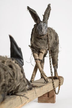 Sculpture de lapin et de chien sur bloc de bois, ton terreux : « Sœurs »