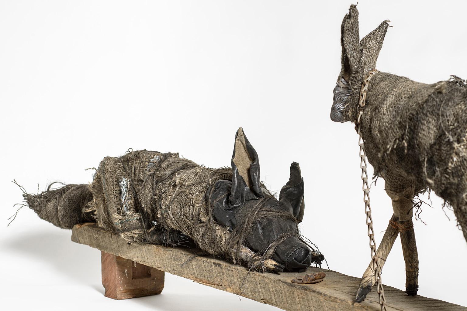 Skulptur eines Kaninchens und eines Hundes auf Holzblock, Erdton: „Stiere“ (Zeitgenössisch), Sculpture, von Elizabeth Jordan