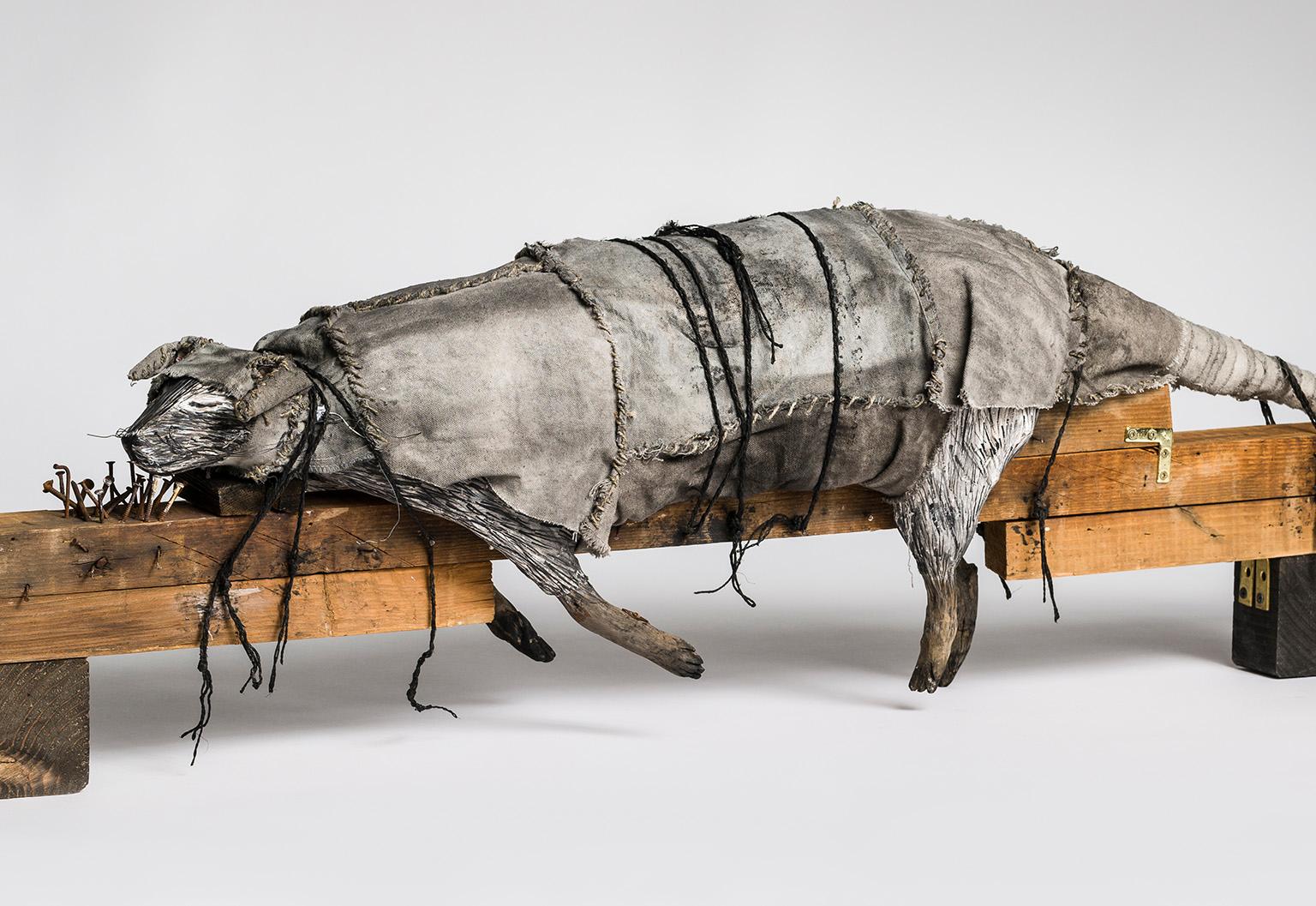 Gato tumbado sobre bloque de madera, escultura en tono tierra: 'Más allá de la puerta' - Sculpture Contemporáneo de Elizabeth Jordan