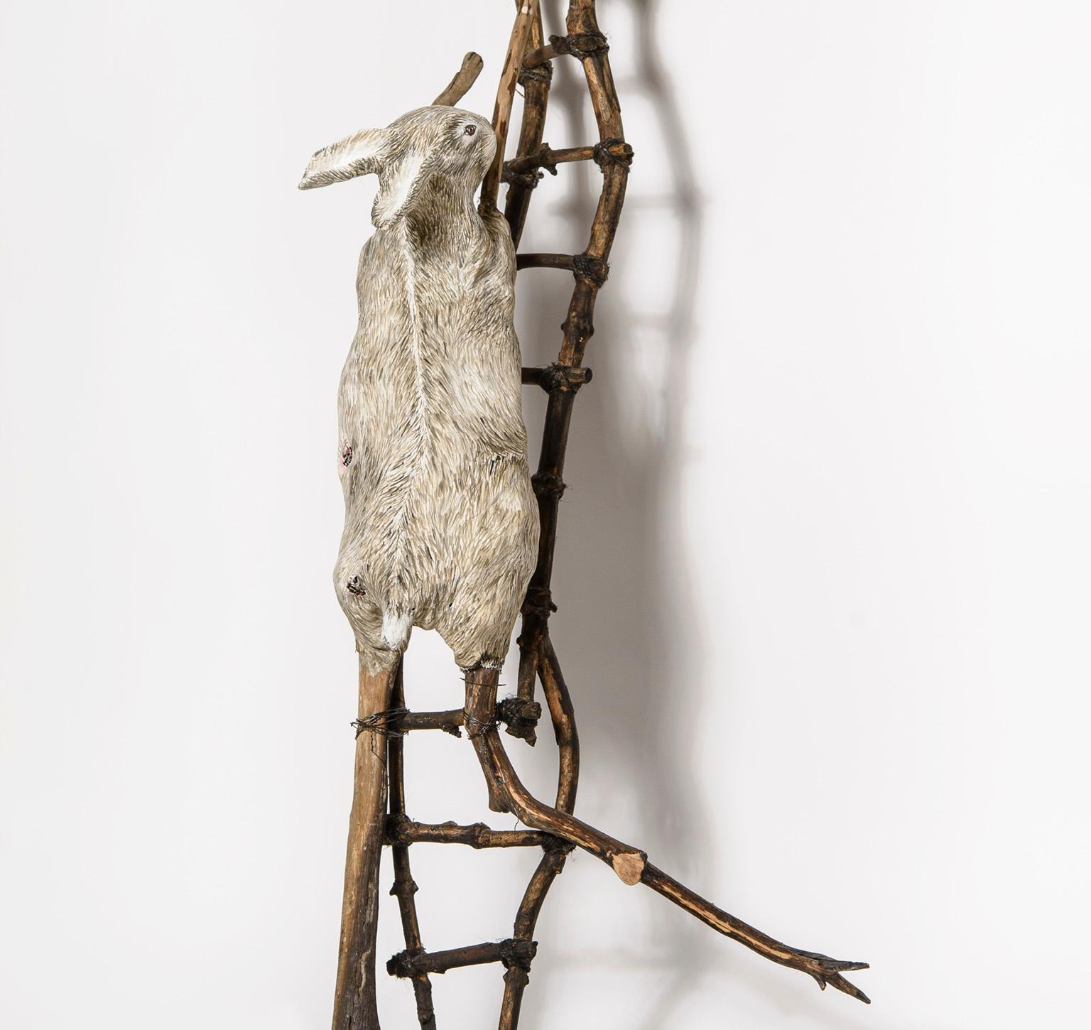 Escultura de conejo subiendo por una escalera de madera: 'Hablando de cosas difíciles - Mixed Media Art Contemporáneo de Elizabeth Jordan