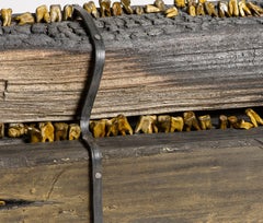 Holz- und Schellack-Skulptur von Zahnstochern aus gebrannten Holzplanken: „Arson“