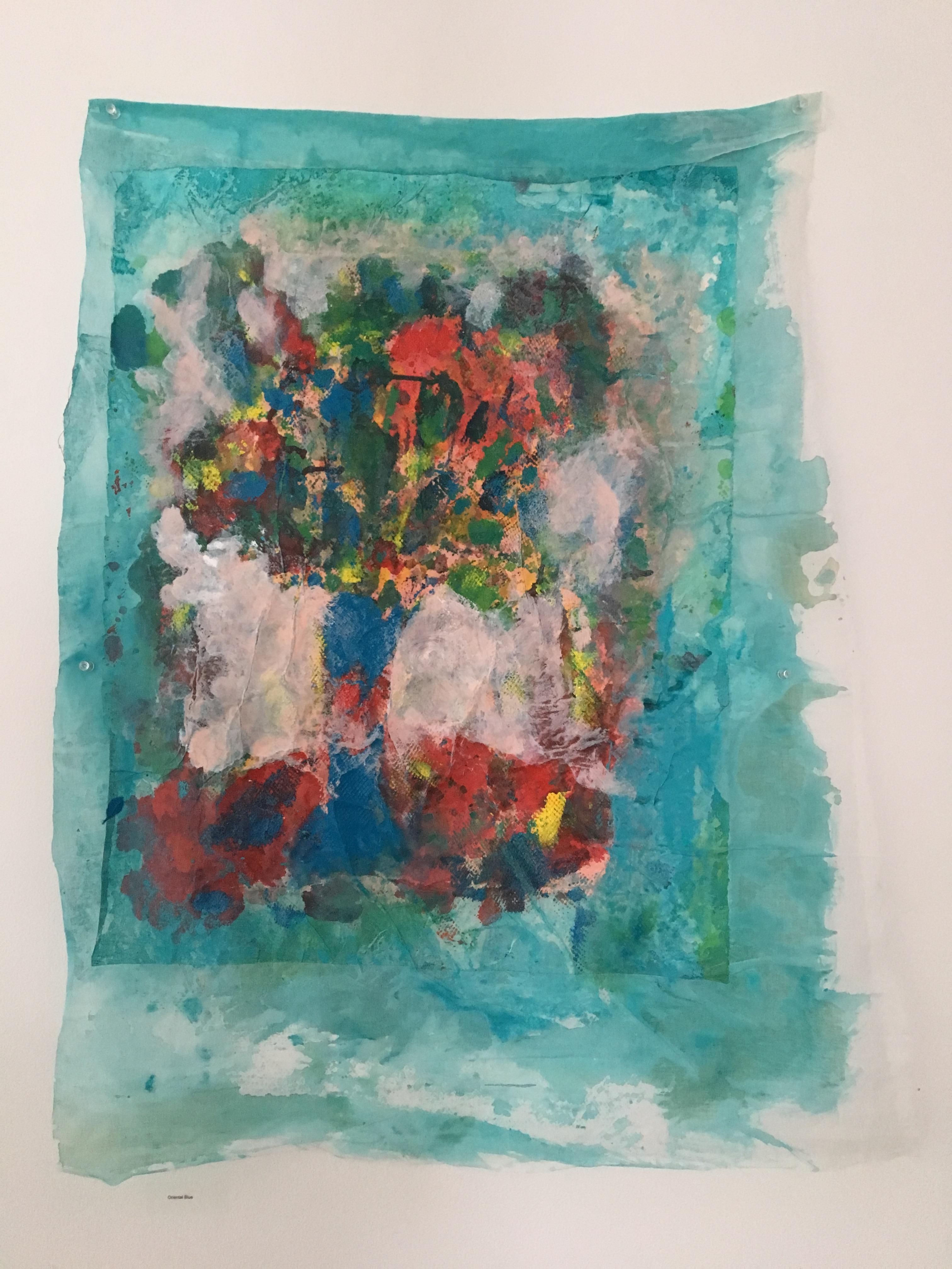 Gemälde eines Blumenstraußes auf Stoff und Reispapier: „ Orientblau“ (Zeitgenössisch), Mixed Media Art, von Joel Handorff