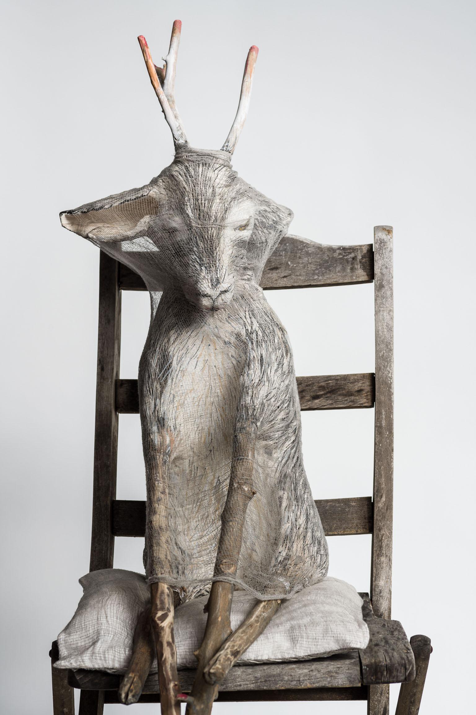 Tier auf einem Stuhl, Skulptur: „Jersey Devil III“ (Zeitgenössisch), Sculpture, von Elizabeth Jordan