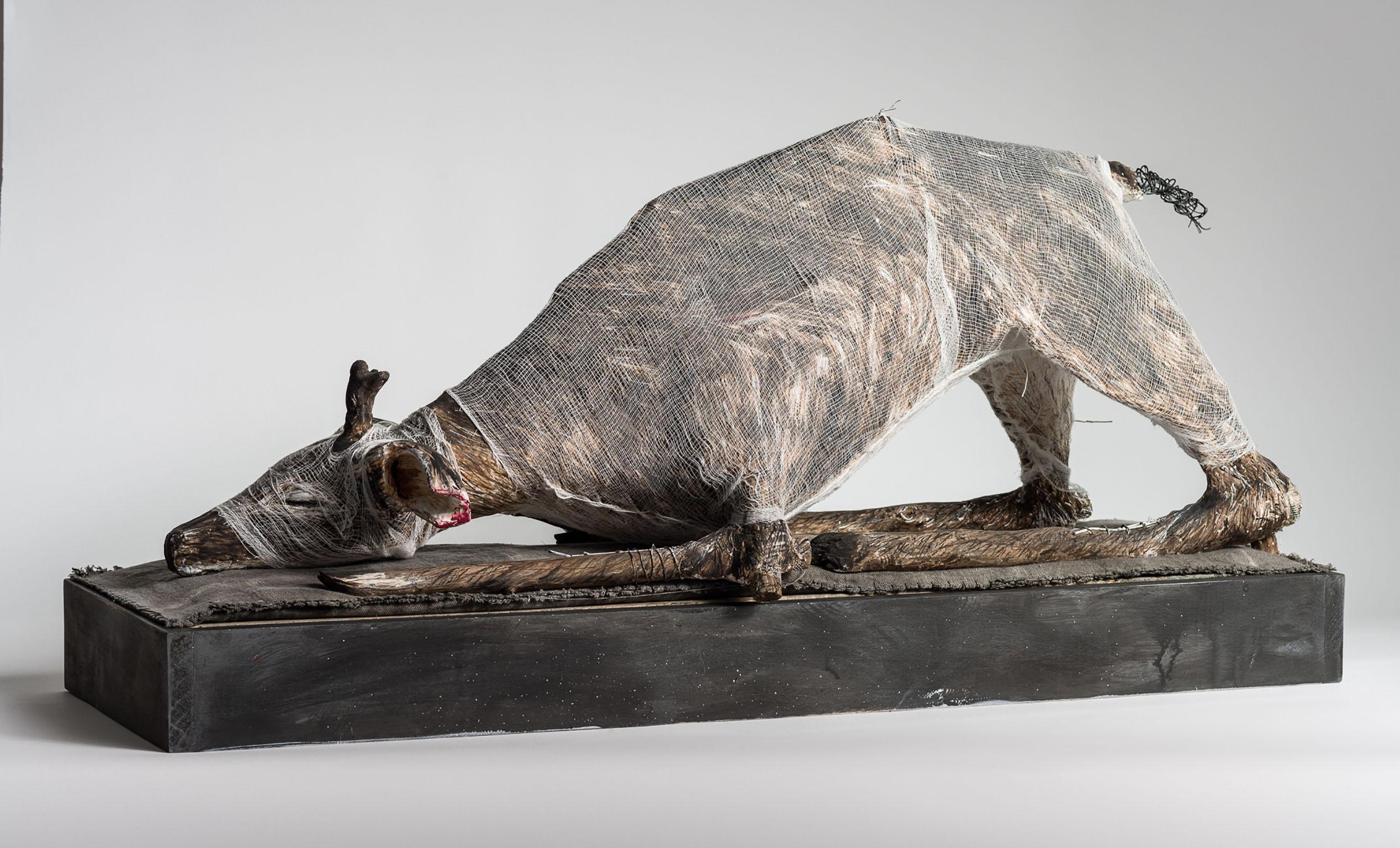 Animal in play position, sculpture : « Préparez-vous à suivre moi » - Contemporain Mixed Media Art par Elizabeth Jordan