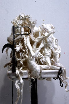 Escultura figurativa en técnica mixta: 'Pequeña tarta de divorcio '