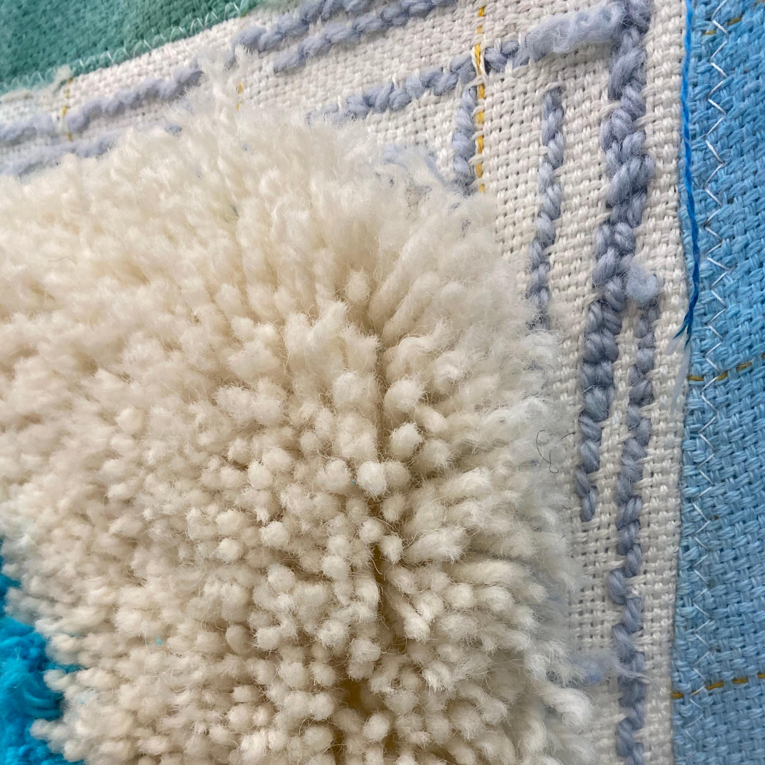 Escultura textil sobre armazón de acero: 