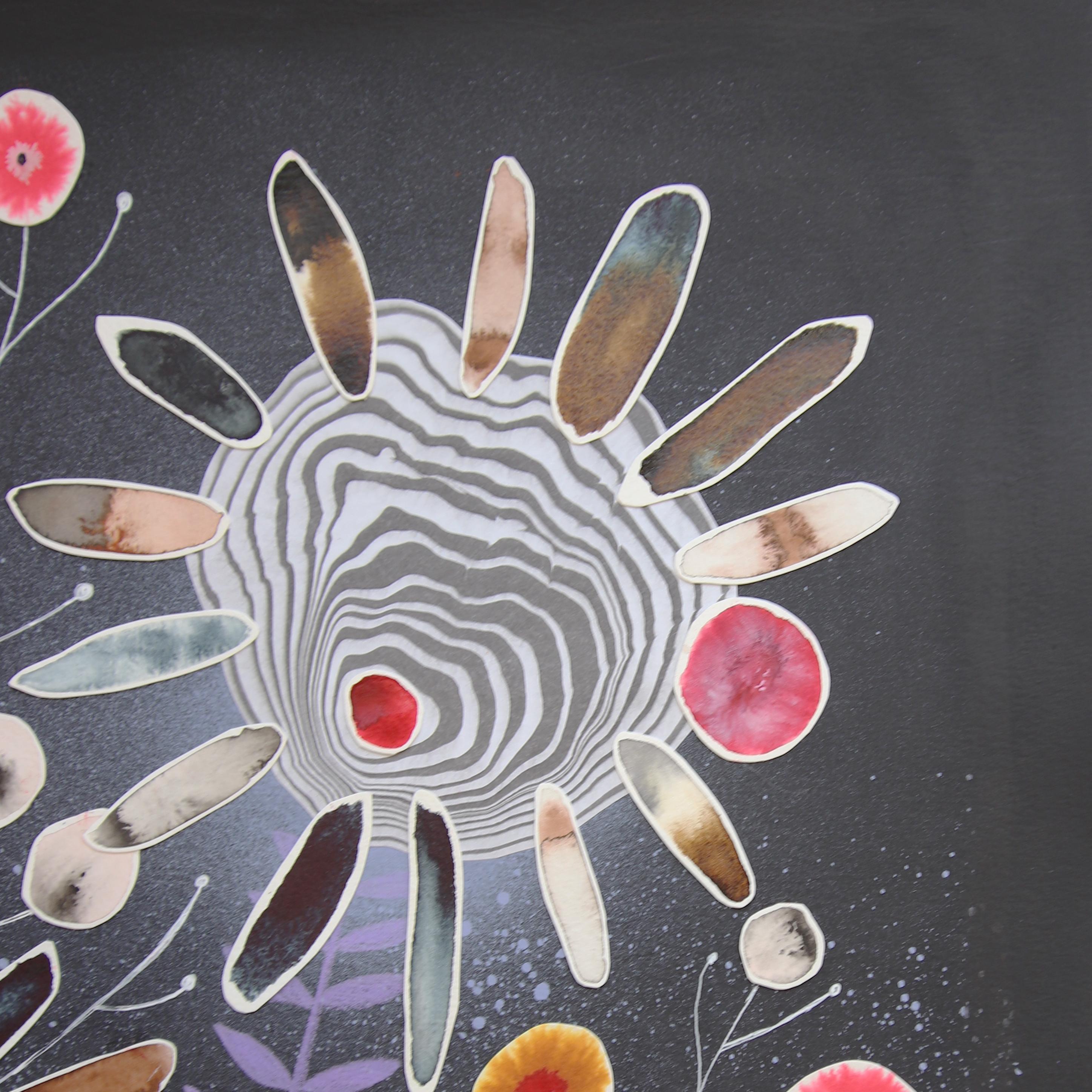 Arrangement de fleurs dans un pot émaillé ocre - œuvre d'art abstraite sur papier, technique mixte - Art de Krisanne Souter