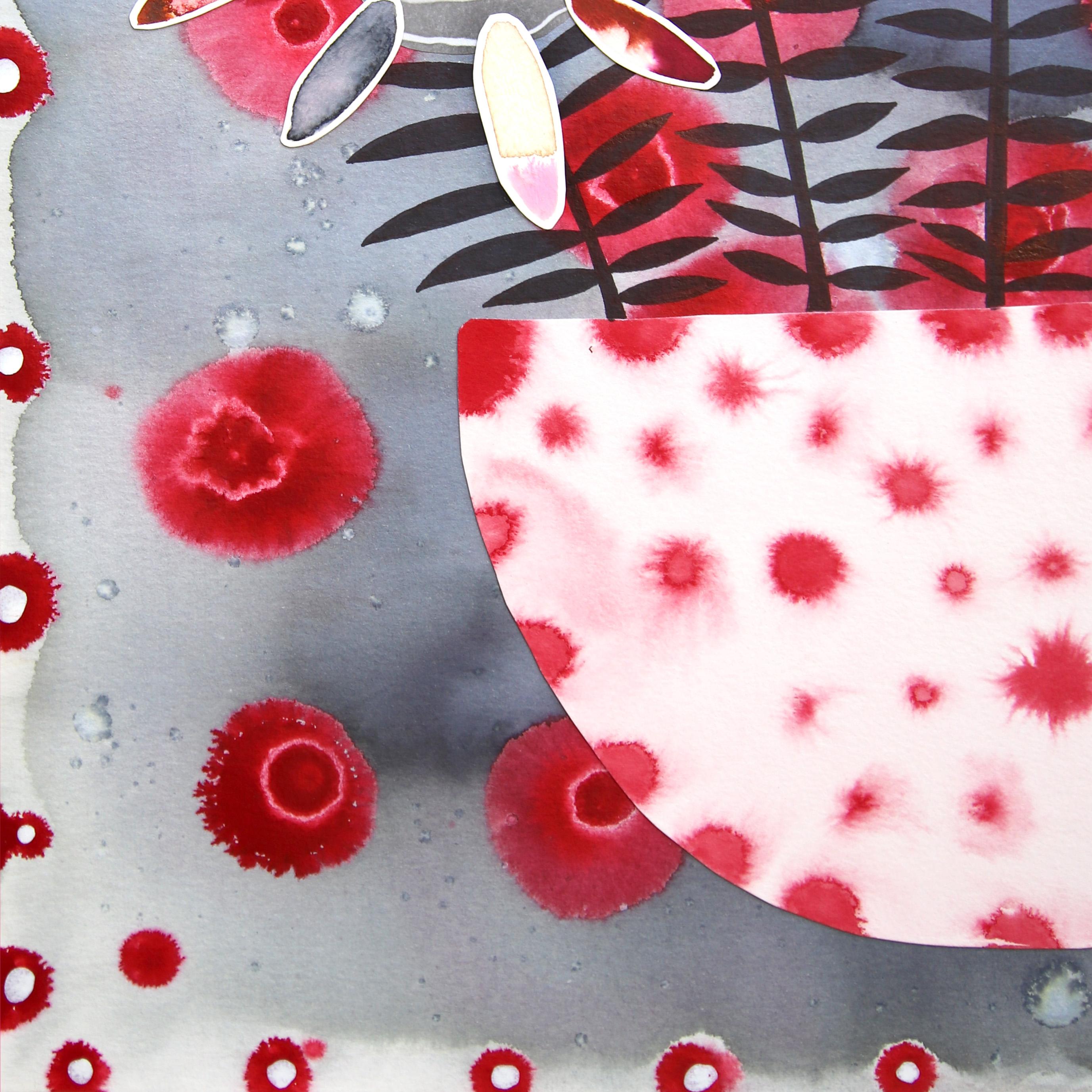Arrangement de fleurs dans un pot émaillé à taches rouges - œuvre d'art abstraite technique mixte - Art de Krisanne Souter
