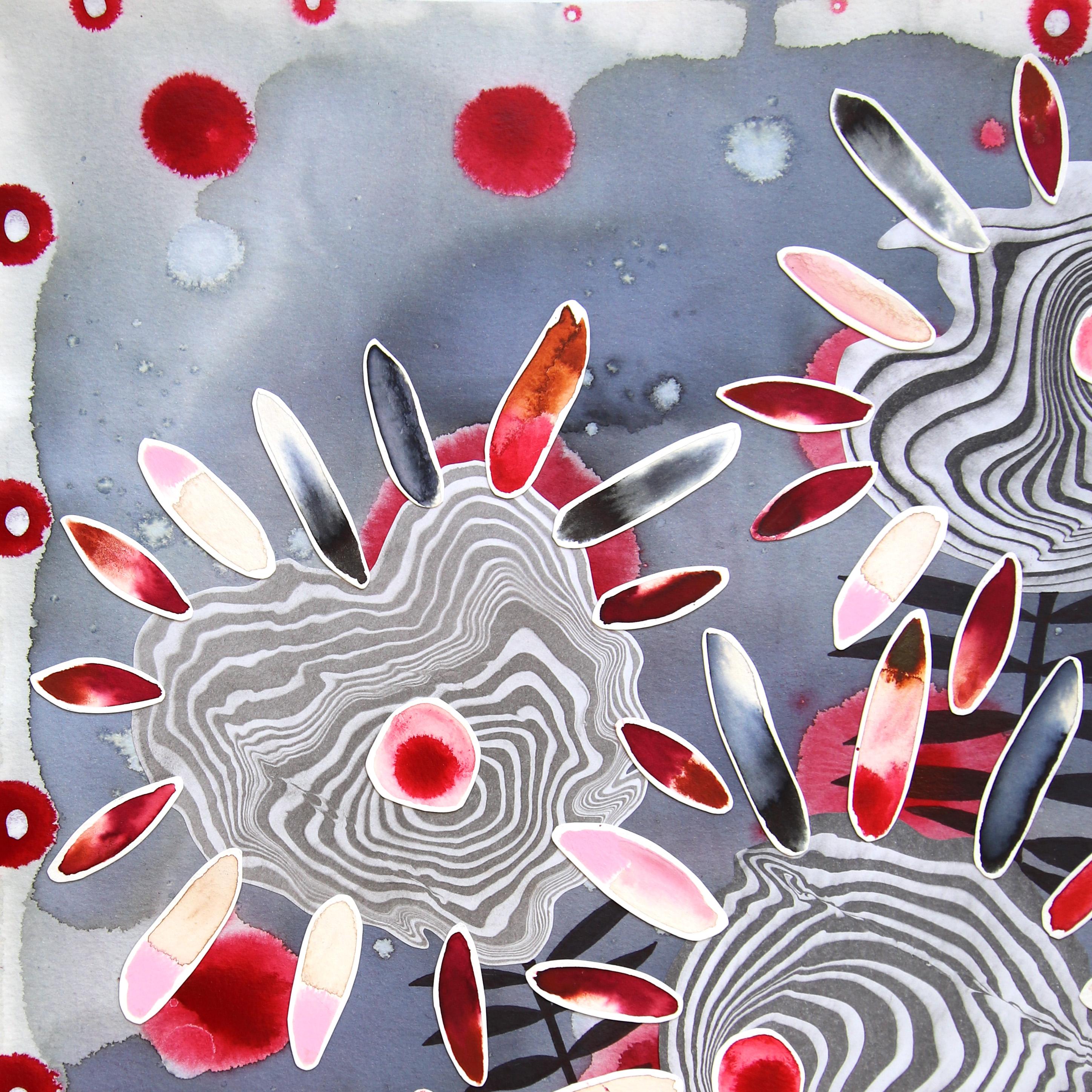 Arrangement de fleurs dans un pot émaillé à taches rouges - œuvre d'art abstraite technique mixte - Abstrait Art par Krisanne Souter
