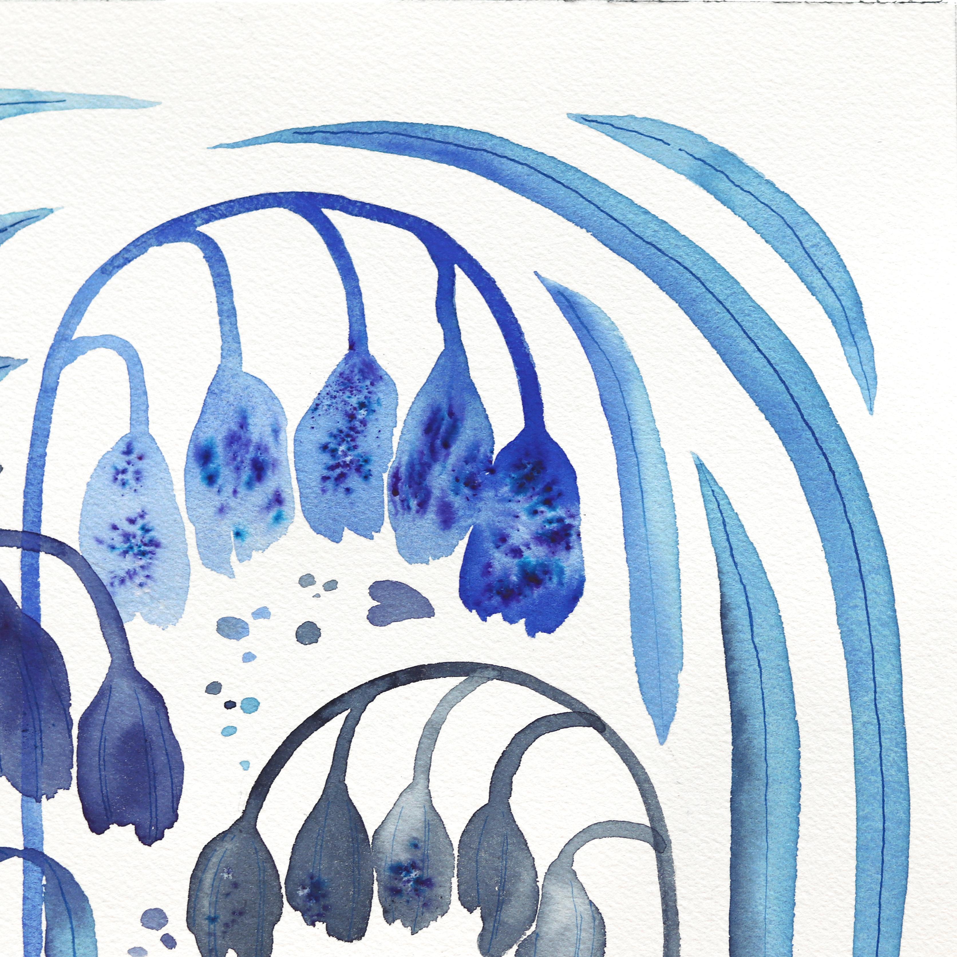 Bluebells - Pintura Floral Abstracta Azul sobre Papel - Art Contemporáneo de Xiao Wen Xu