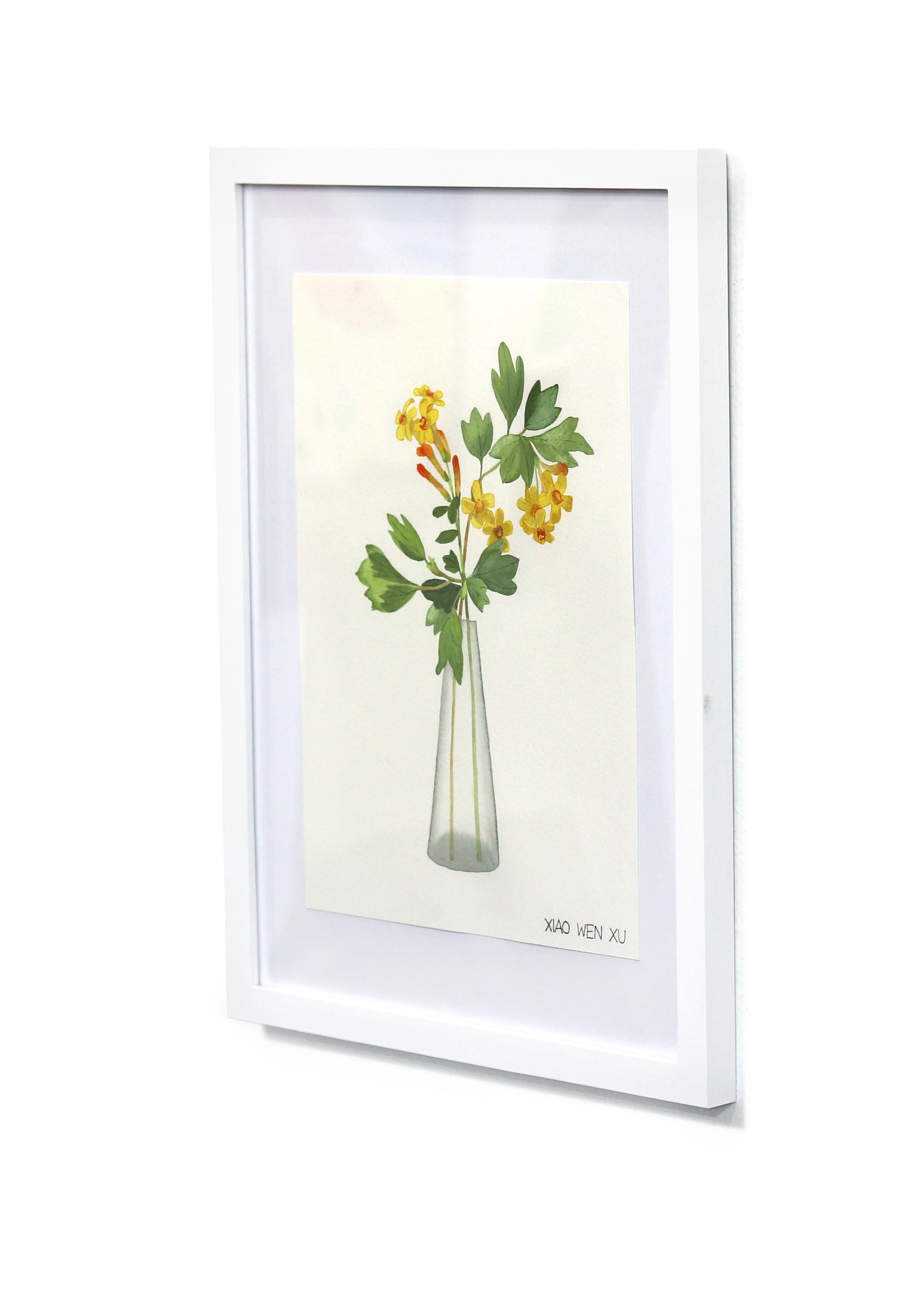 Goldener gekrümmter Blumenstrauß in Vase - Elegantes geblümtes Stillleben, gerahmt im Angebot 1