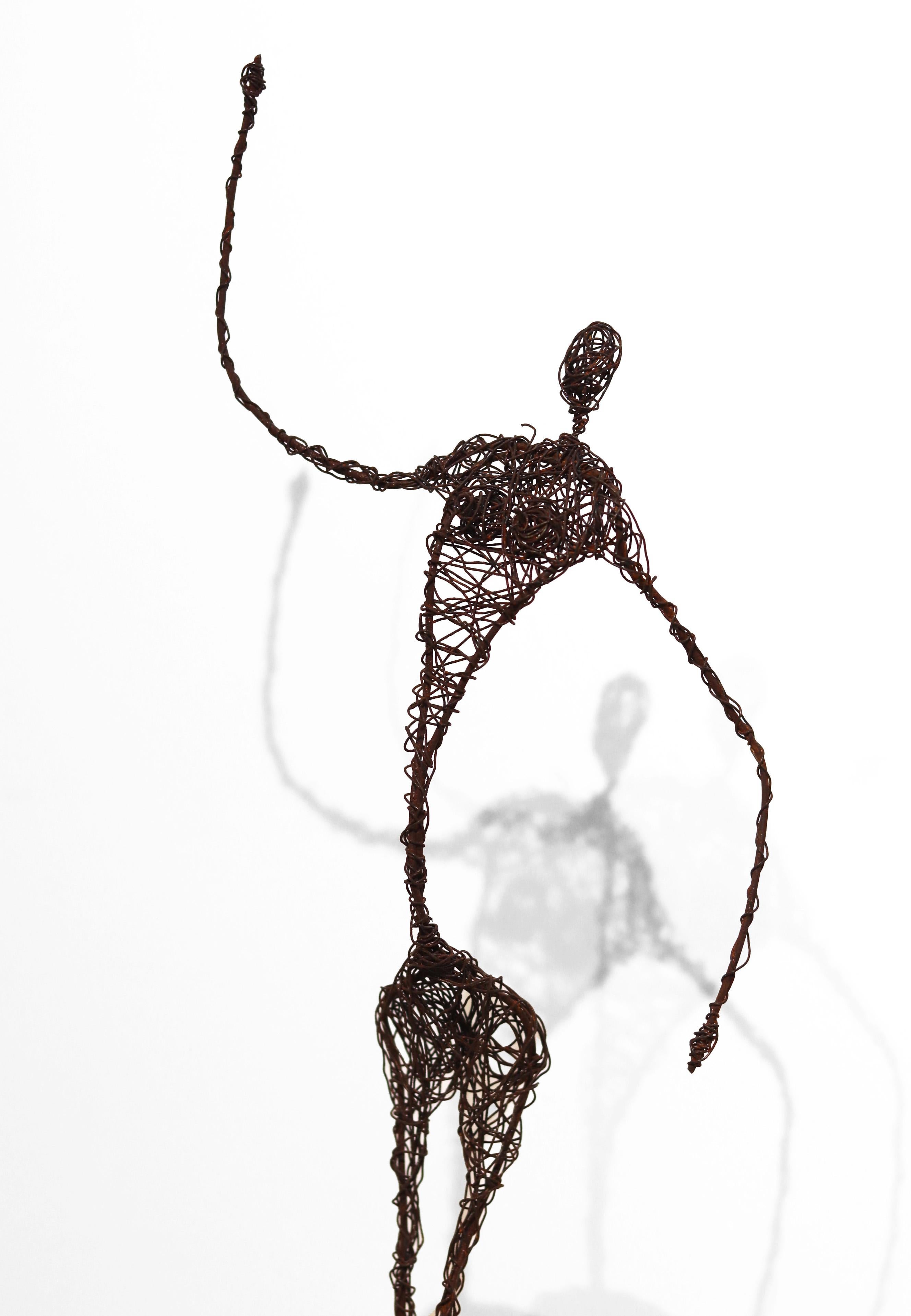 Figure 6 - Sculpturale œuvre d'art mixte figurative en fil de fer - Contemporain Sculpture par Susy Hunziker