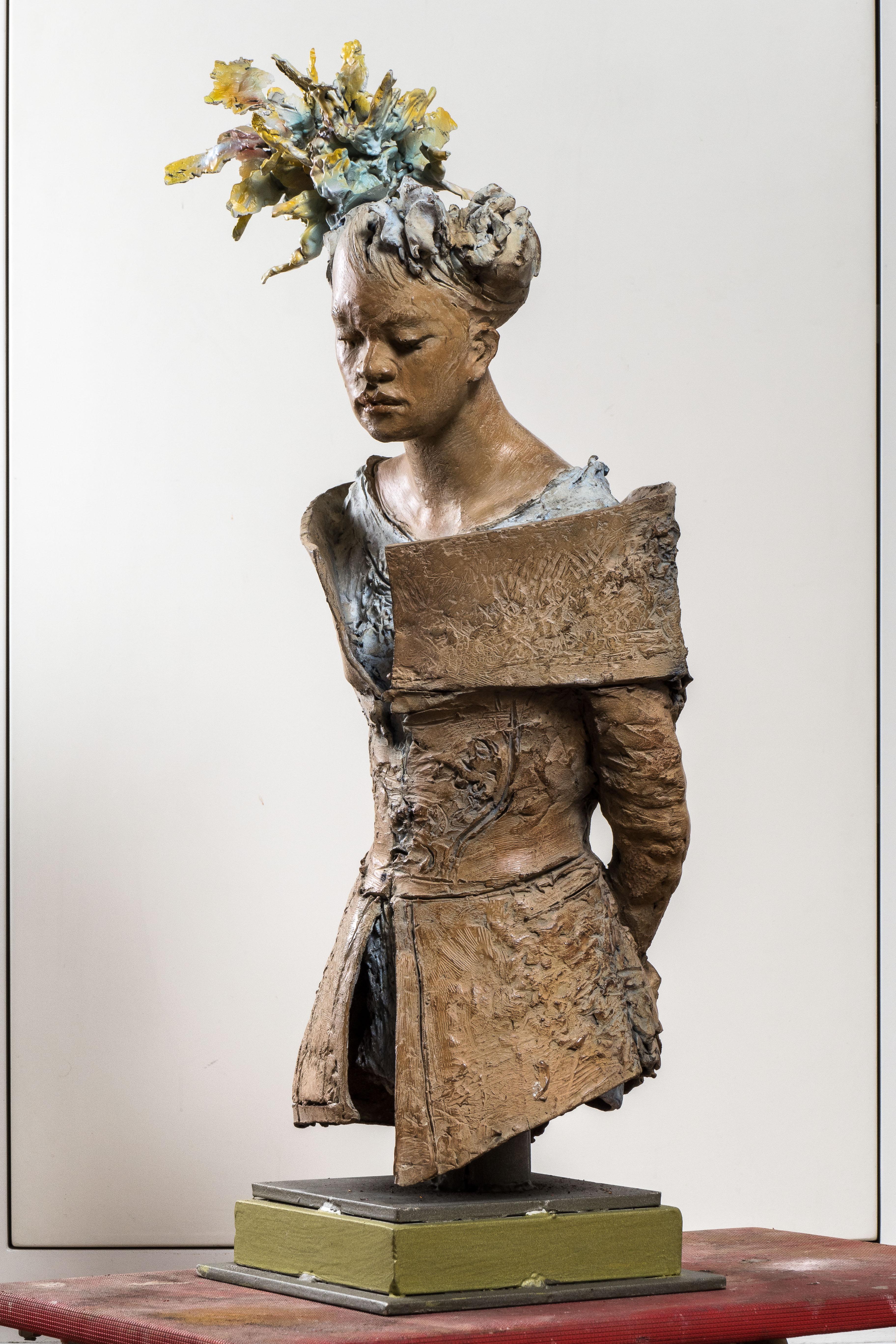 Ugo Riva Figurative Sculpture - Young Lady portrait bronze sculpture  - Italian contemporary outdoor realist 