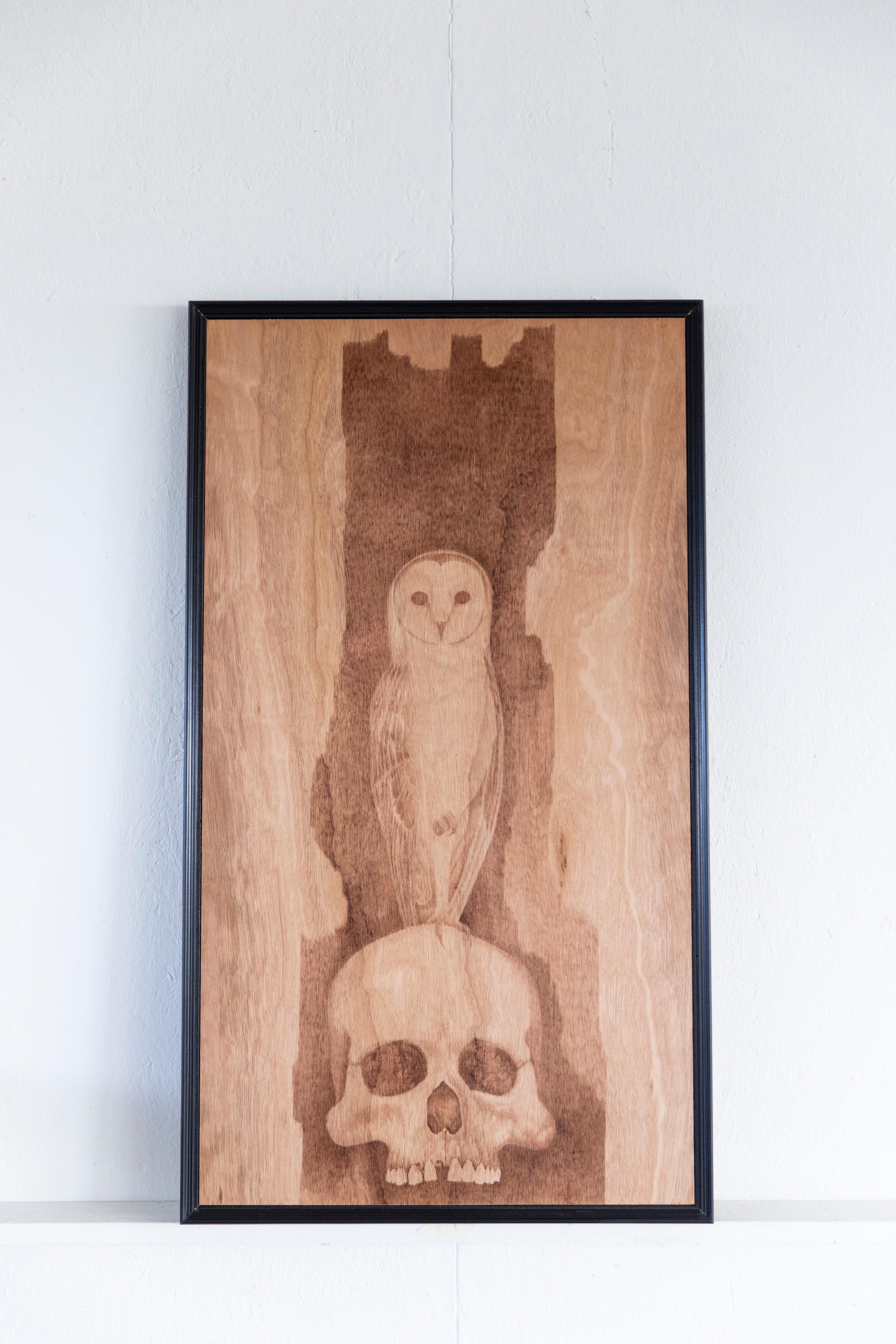 Vanitas: Brandmalerei auf Eukalyptusholz, Totenkopf und Eule – Art von Nick Wilems