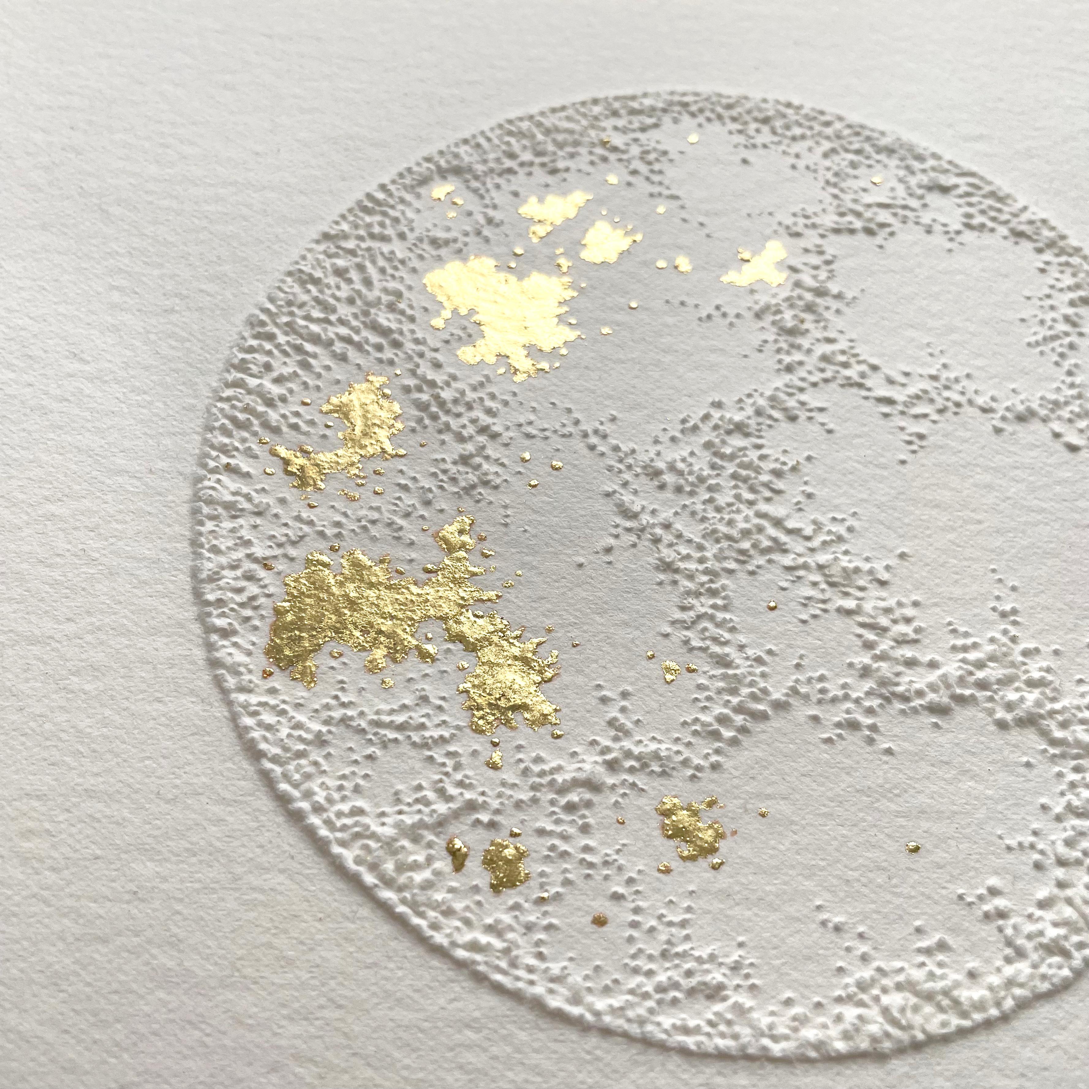 Moon 1 - white 3D abstract circle with gold leaves and pulled paper fiber - Art by Antonin Anzil