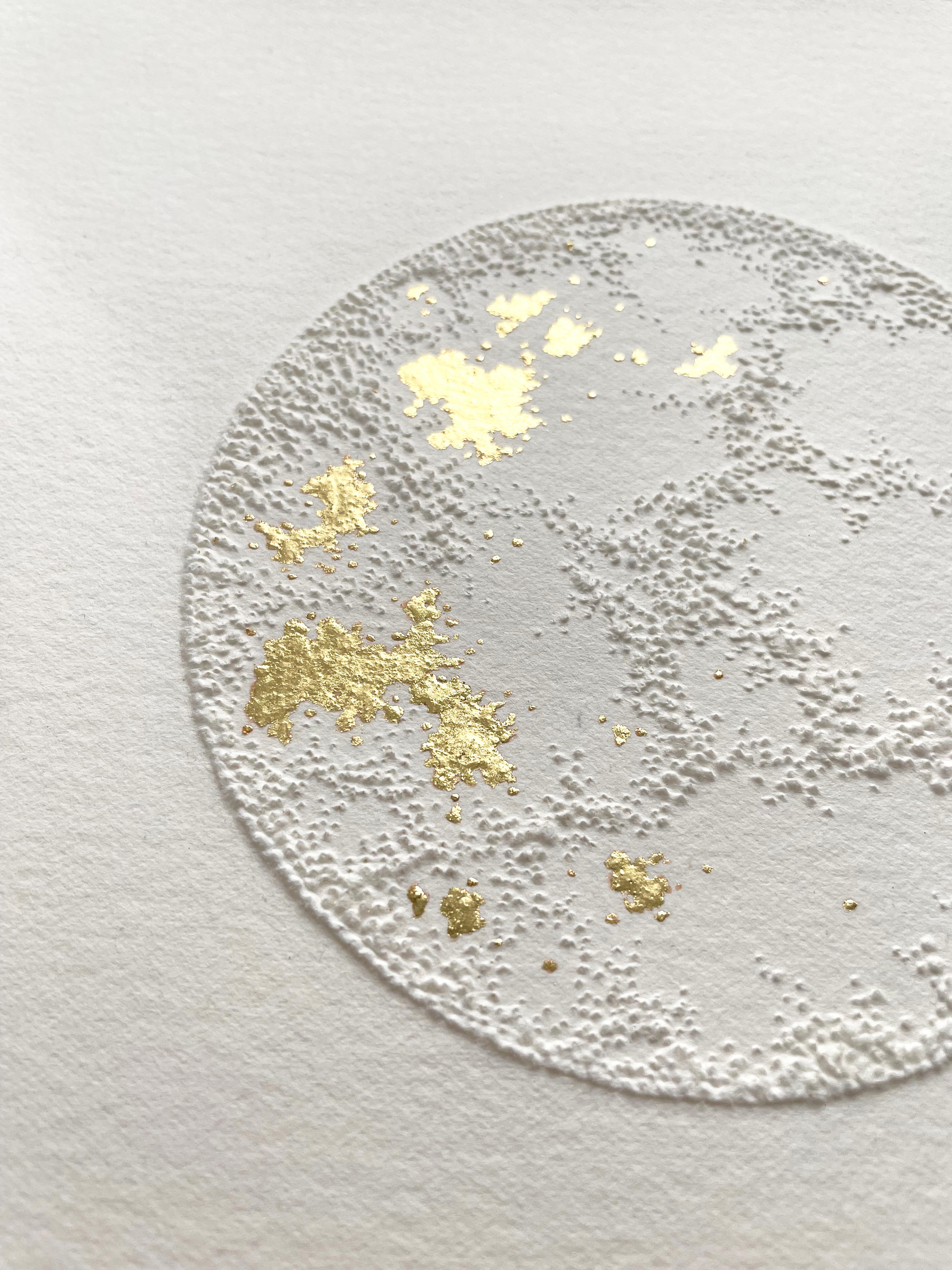 Moon 1 - white 3D abstract circle with gold leaves and pulled paper fiber - Abstract Geometric Art by Antonin Anzil