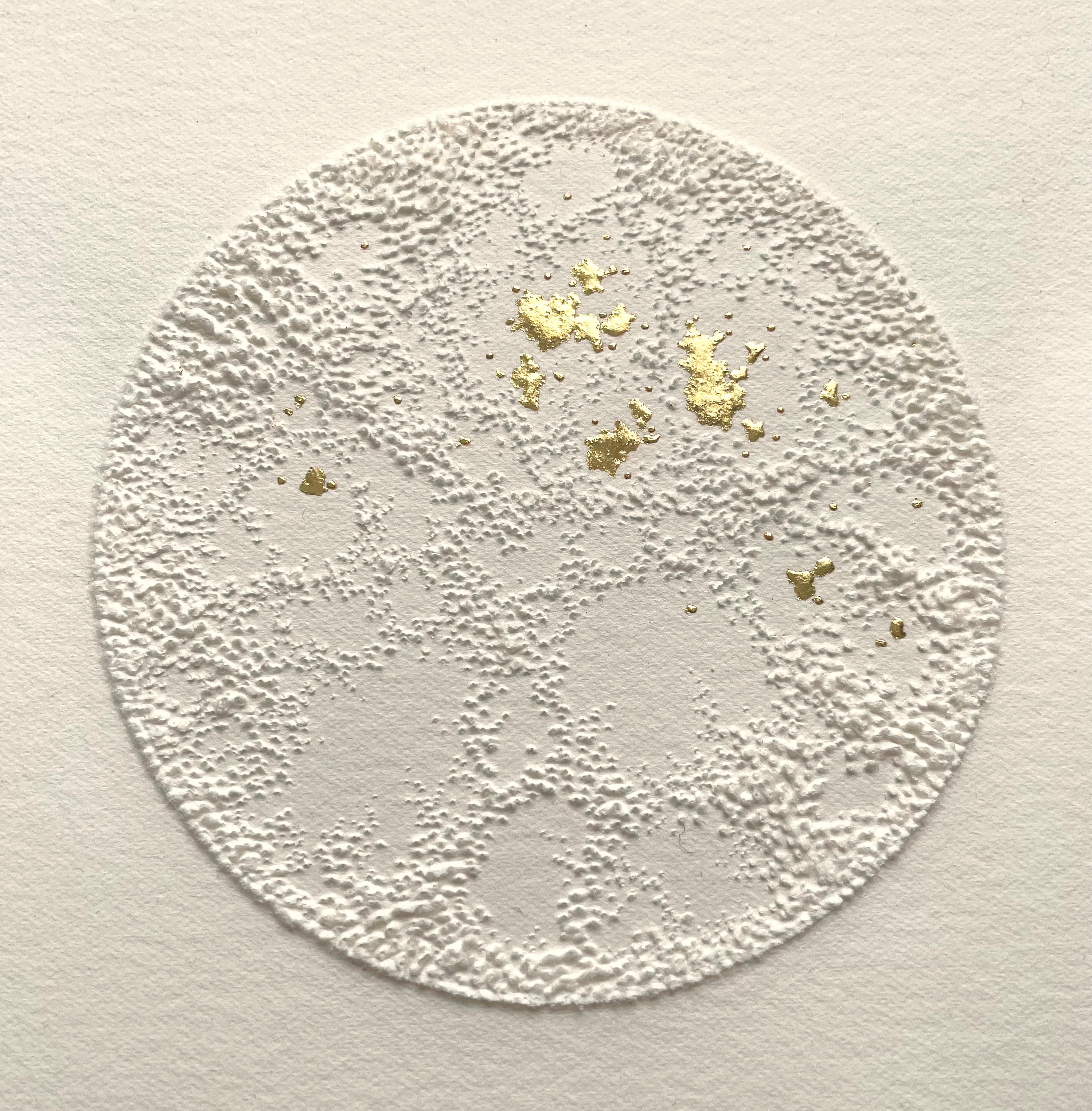 Moon 4- white 3D abstract circle with gold leaves and pulled paper fiber - Sculpture by Antonin Anzil