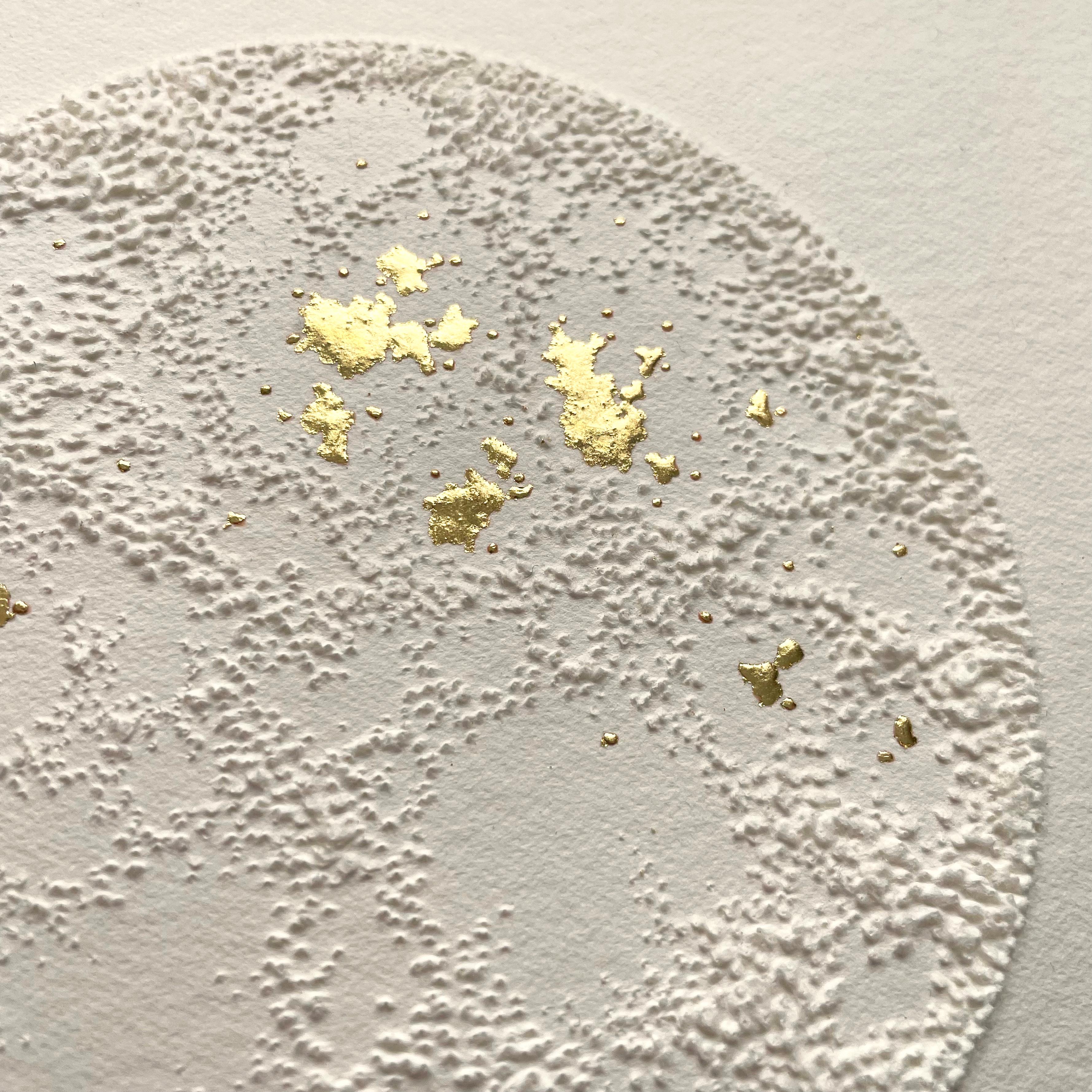 Moon 4- white 3D abstract circle with gold leaves and pulled paper fiber - Abstract Geometric Sculpture by Antonin Anzil