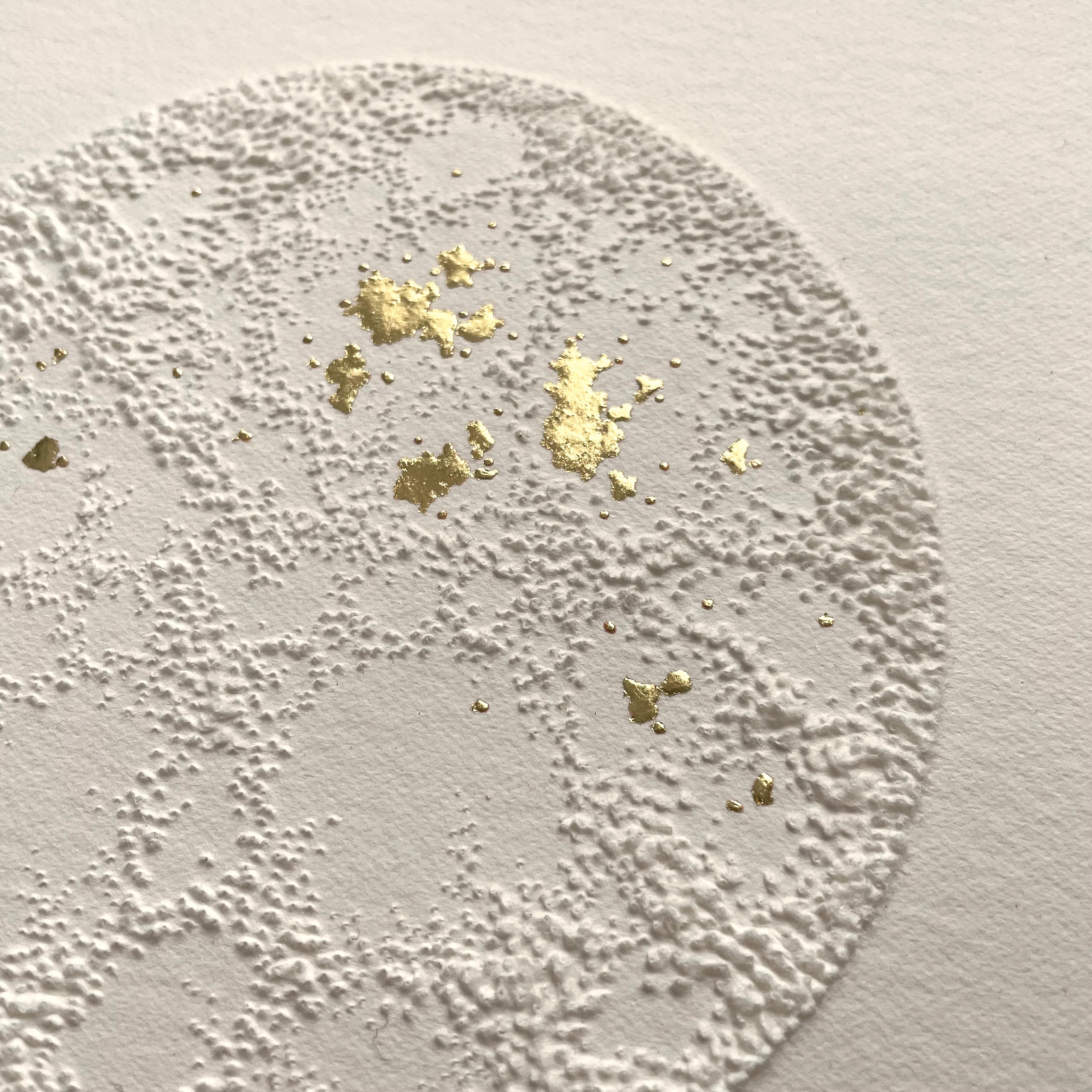 Moon 4- white 3D abstract circle with gold leaves and pulled paper fiber - Gold Abstract Sculpture by Antonin Anzil