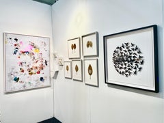 Scena di uccelli in città - scultura da parete 3D con piume di uccello in bianco e nero, collage su carta