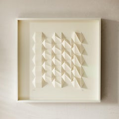 U 17 - Weiße abstrakte geometrische minimalistische 3D-Komposition mit gefaltetem Papier 
