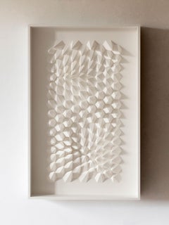 U 182 - Weiße abstrakte geometrische minimalistische 3D-Komposition mit gefaltetem Papier 