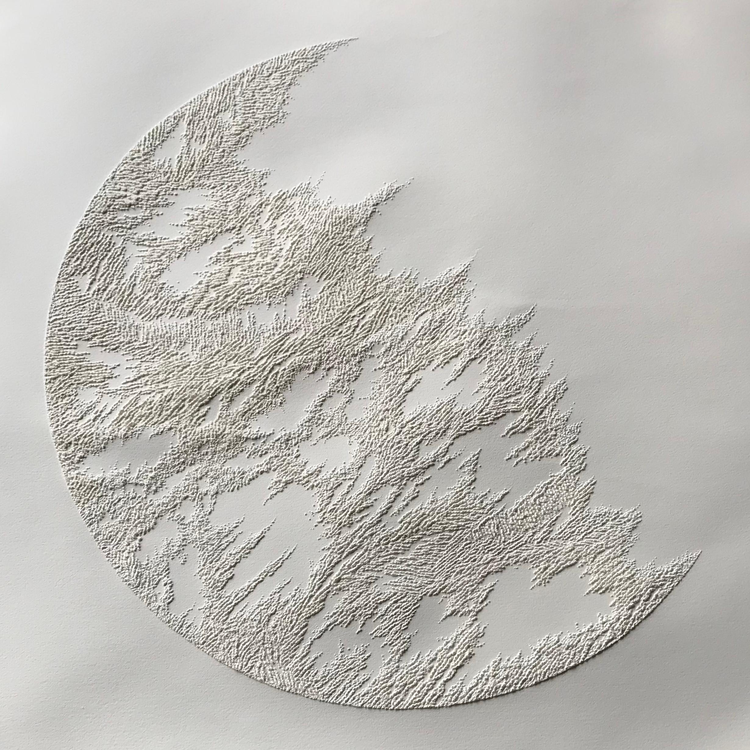 Antonin Anzil Abstract Drawing – Mond 1 – aufwändige weiße 3D-Abstrakte geometrische Kreis-Zeichnung ausgezogenem Papier 
