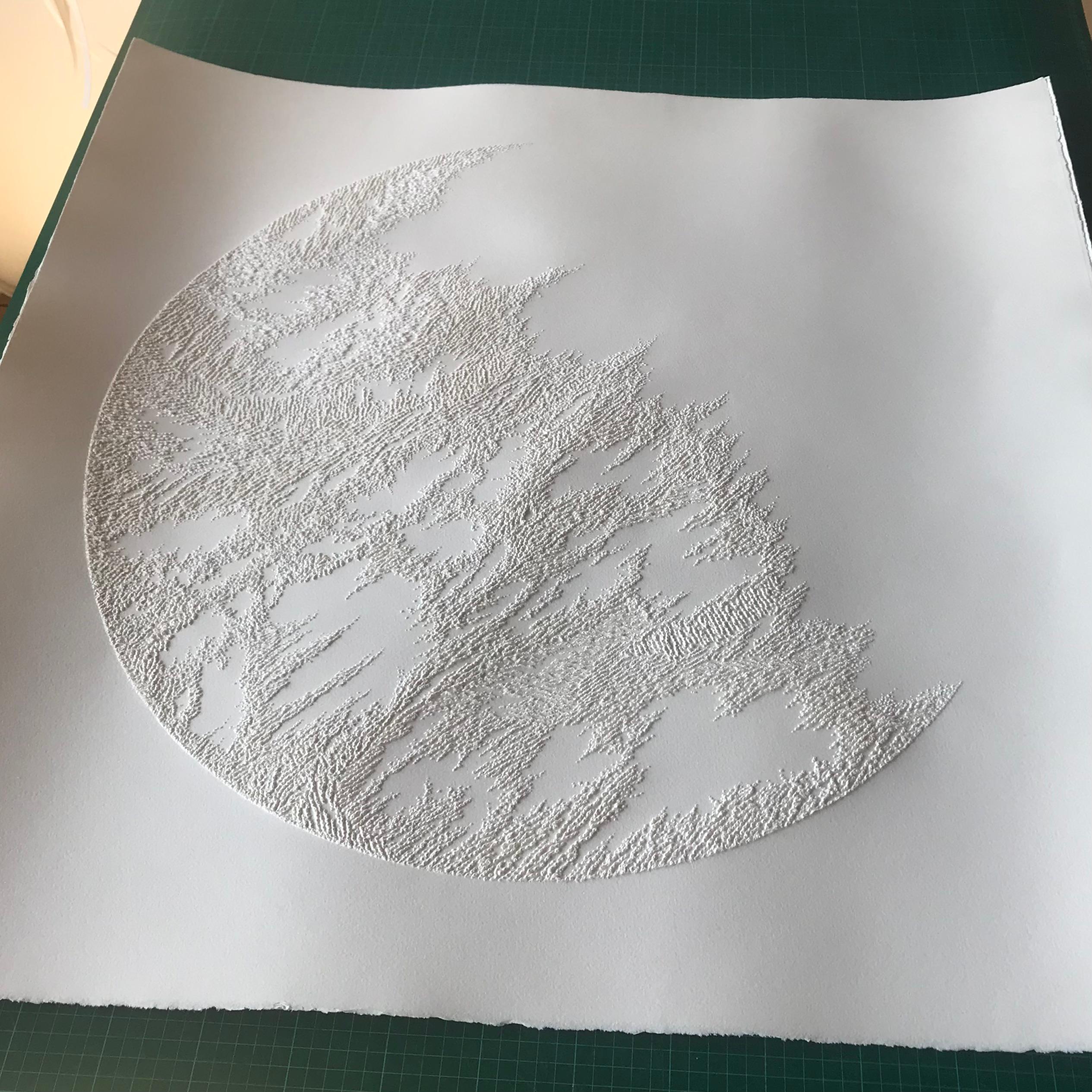 Mond 1 – aufwändige weiße 3D-Abstrakte geometrische Kreis-Zeichnung ausgezogenem Papier  – Art von Antonin Anzil