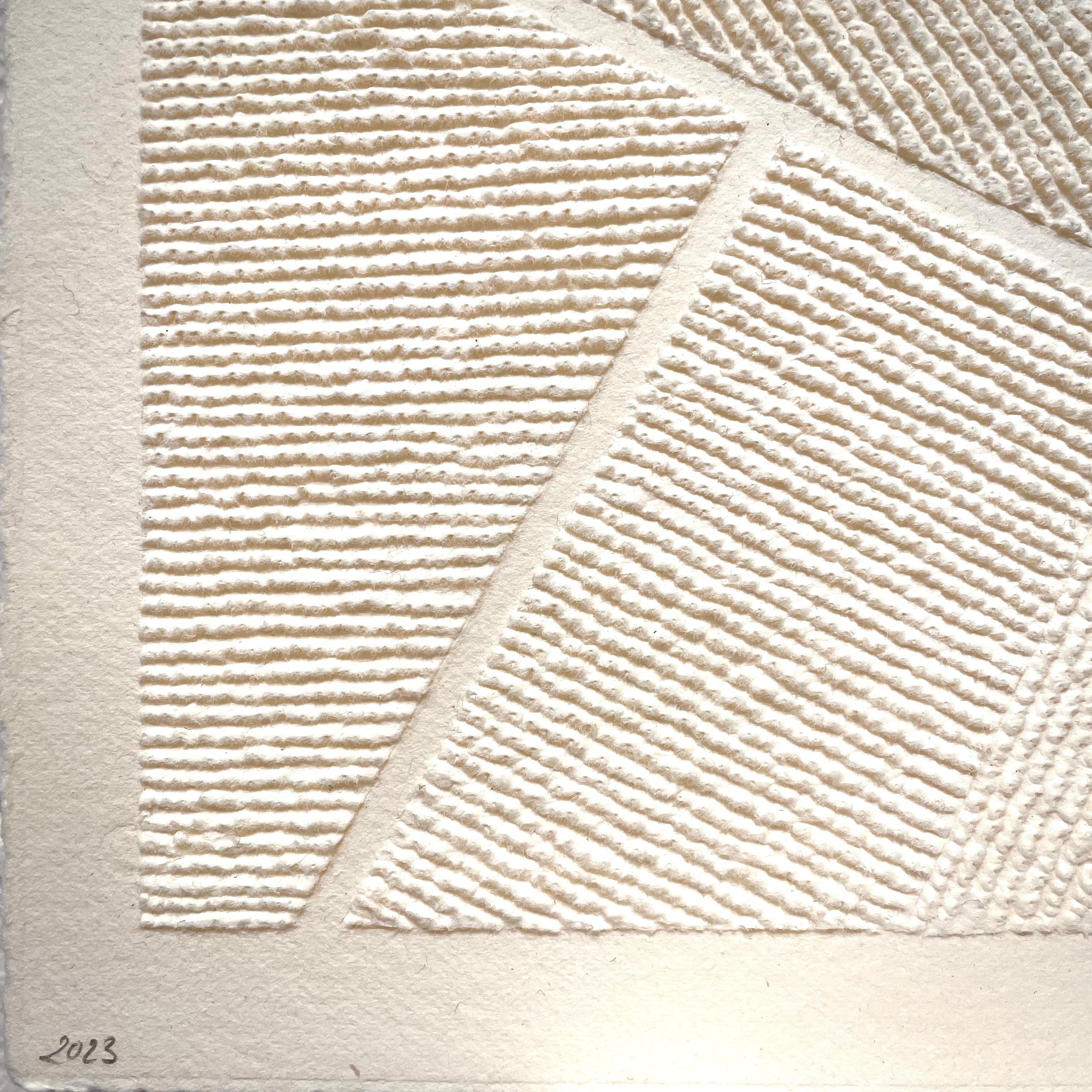 Finesse and delicateness are what best characterize Antonin Anzil’s artistic practice. Using a sharp tool to carefully pull the fiber of the paper from the front, the artist gives birth to three-dimensional relief that make abstract forms and