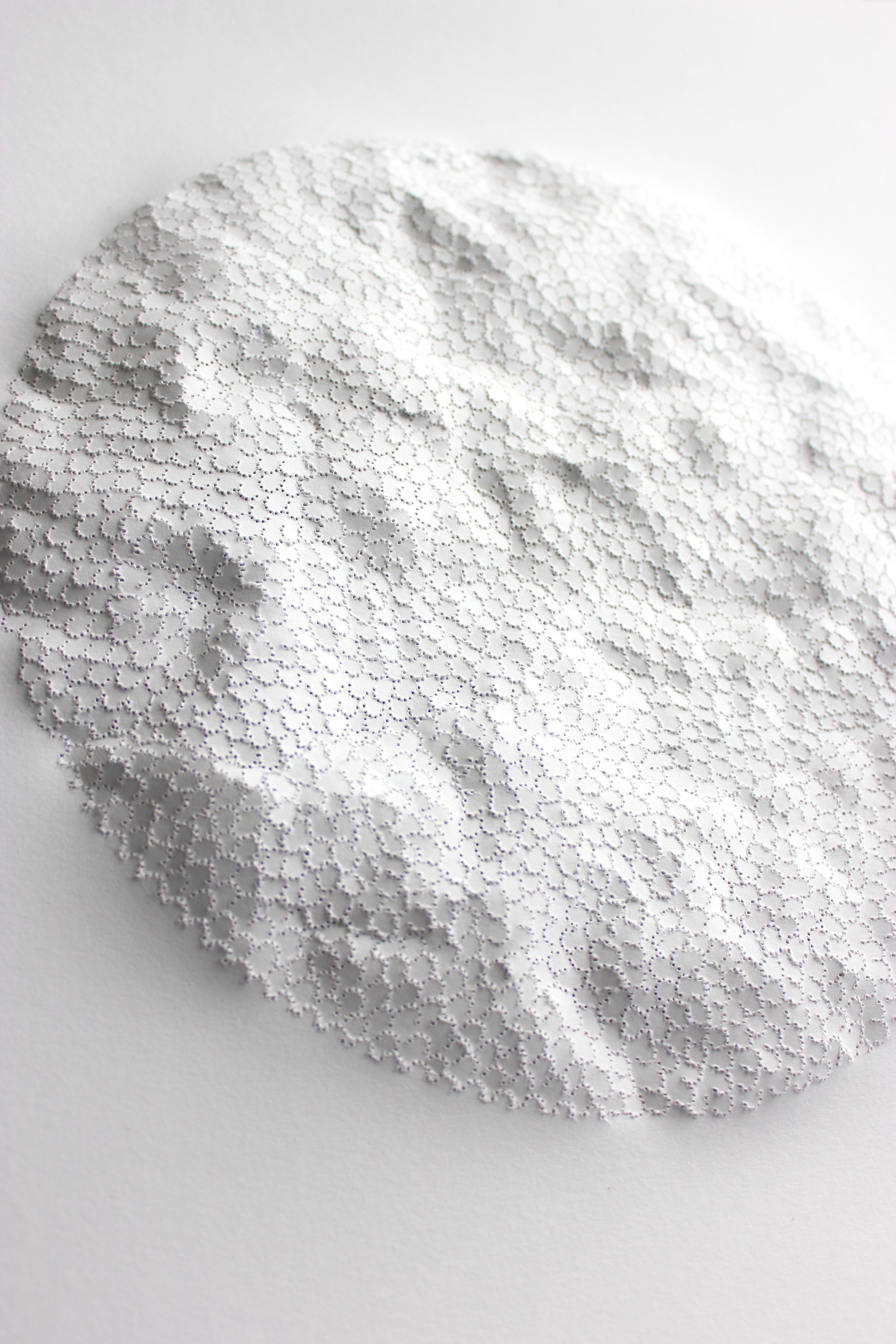 White Moon EC 17 - rundes texturiertes abstraktes von der Nature inspiriertes 3D-Skulpturpapier – Art von Anne-Charlotte Saliba