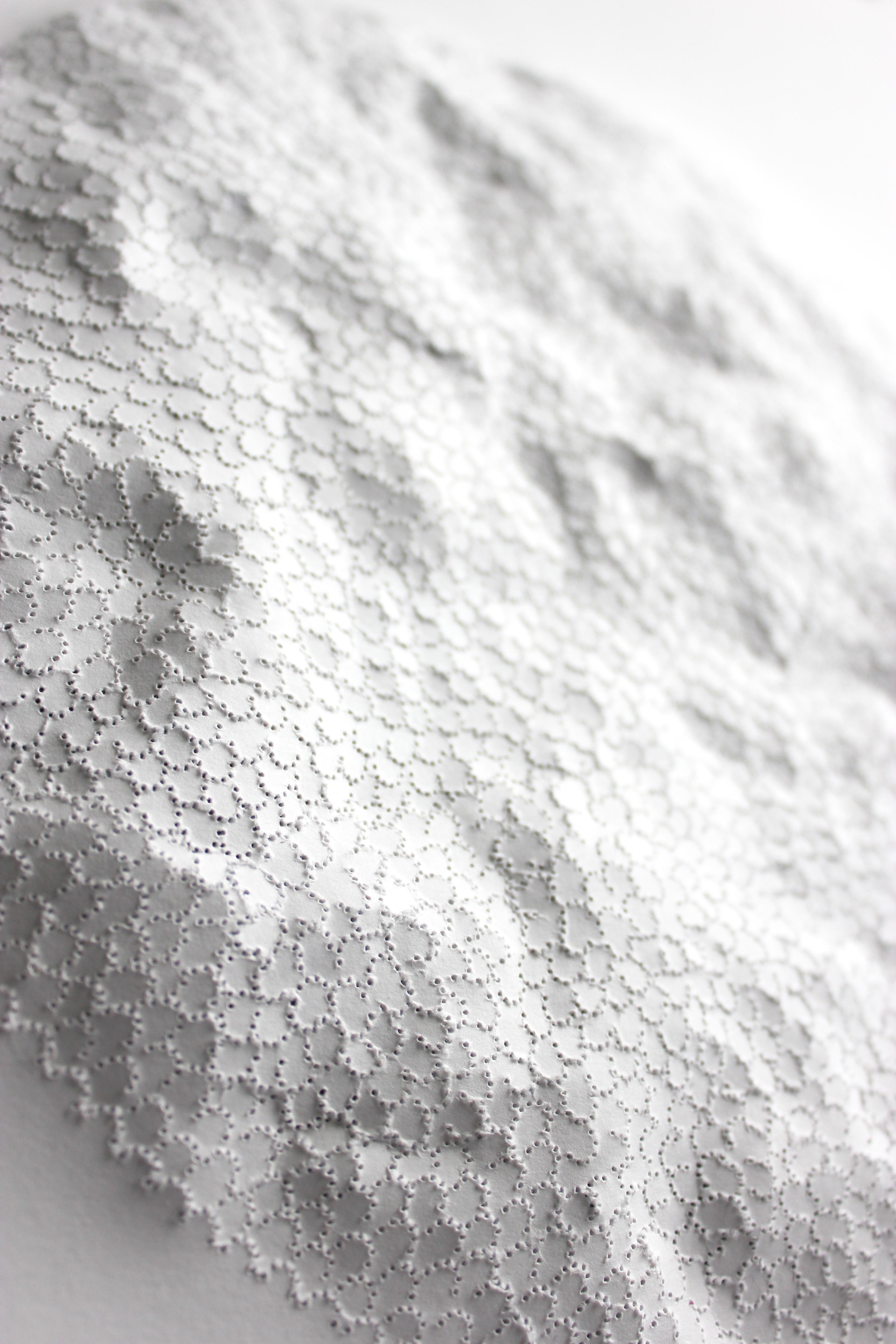 White Moon EC 17 - rundes texturiertes abstraktes von der Nature inspiriertes 3D-Skulpturpapier (Abstrakt), Art, von Anne-Charlotte Saliba