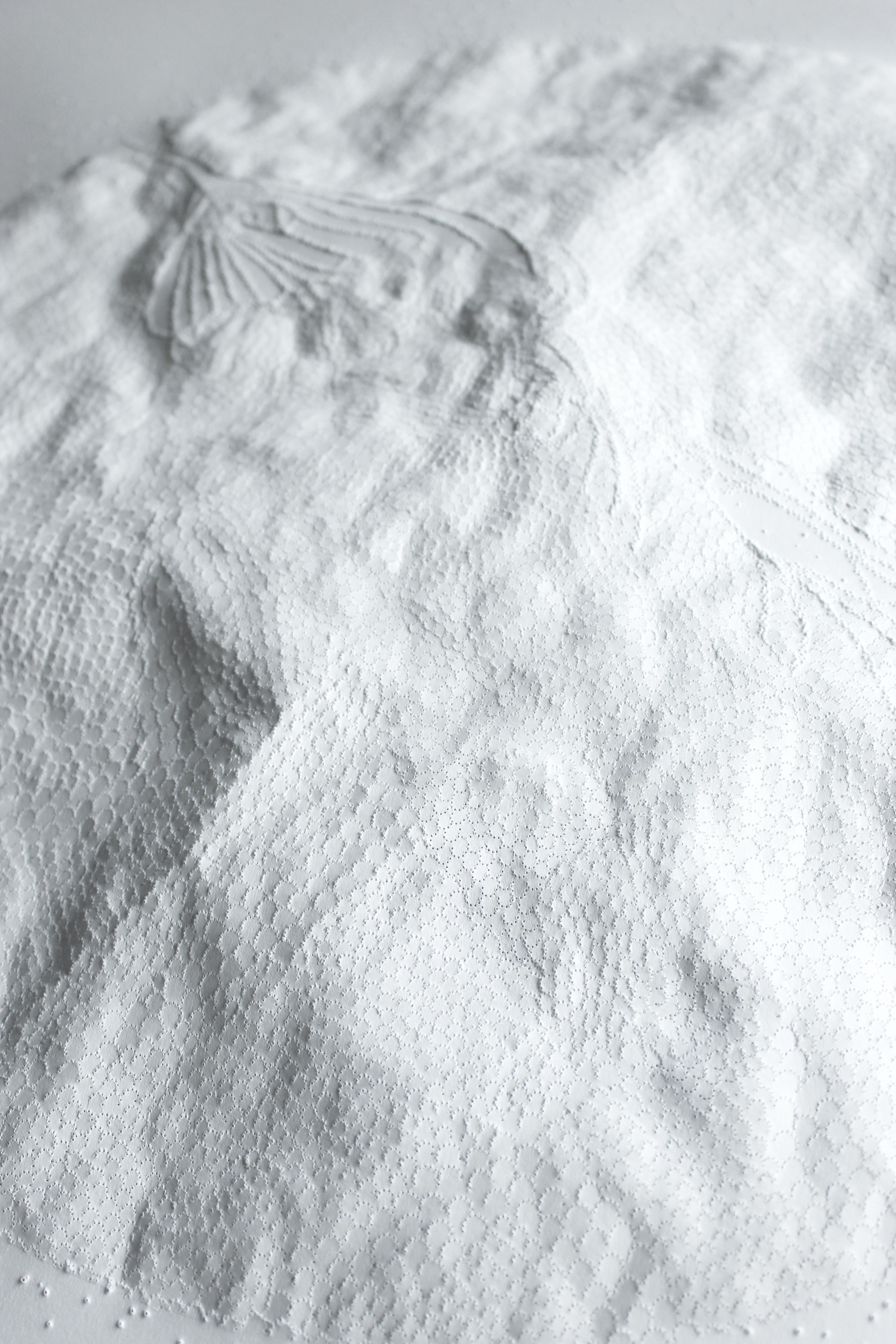 EC 14 - texturiertes, abstraktes, kreisförmiges, von der Natur inspiriertes, weißes Büttenpapier – Art von Anne-Charlotte Saliba