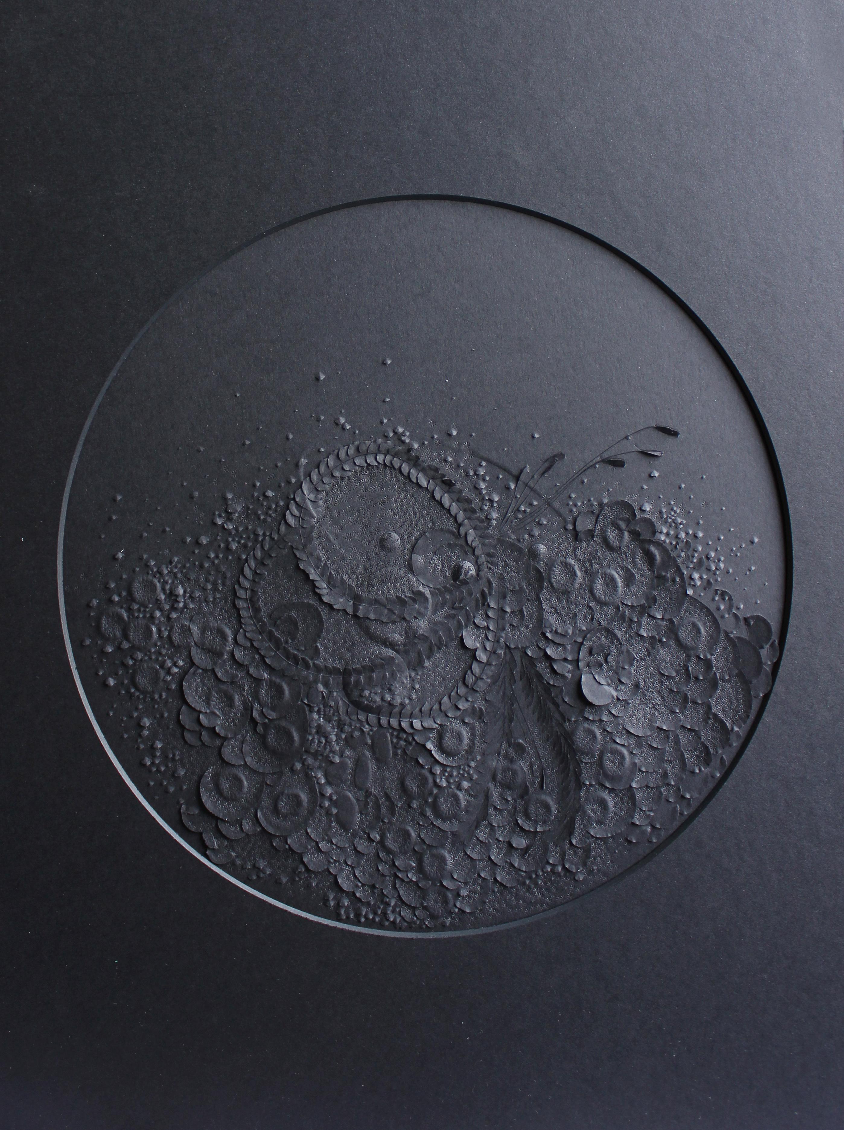 Schwarze Landschaft 15 - rundes strukturiertes abstraktes von der Natur inspiriertes gemeißeltes Papier