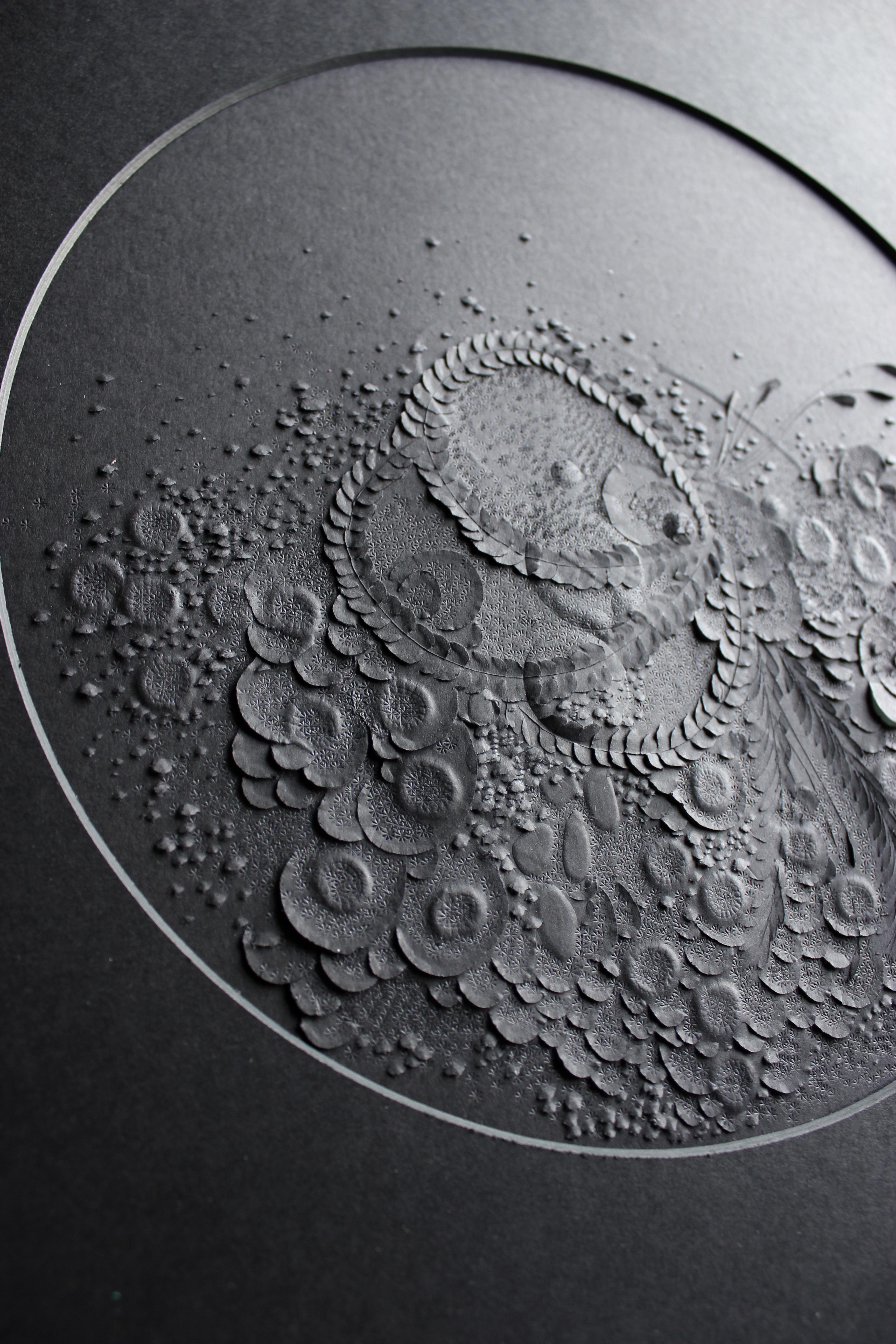 Paysage noir 15 - rond texturé abstrait inspiré de la nature papier sculpté - Abstrait Sculpture par Anne-Charlotte Saliba