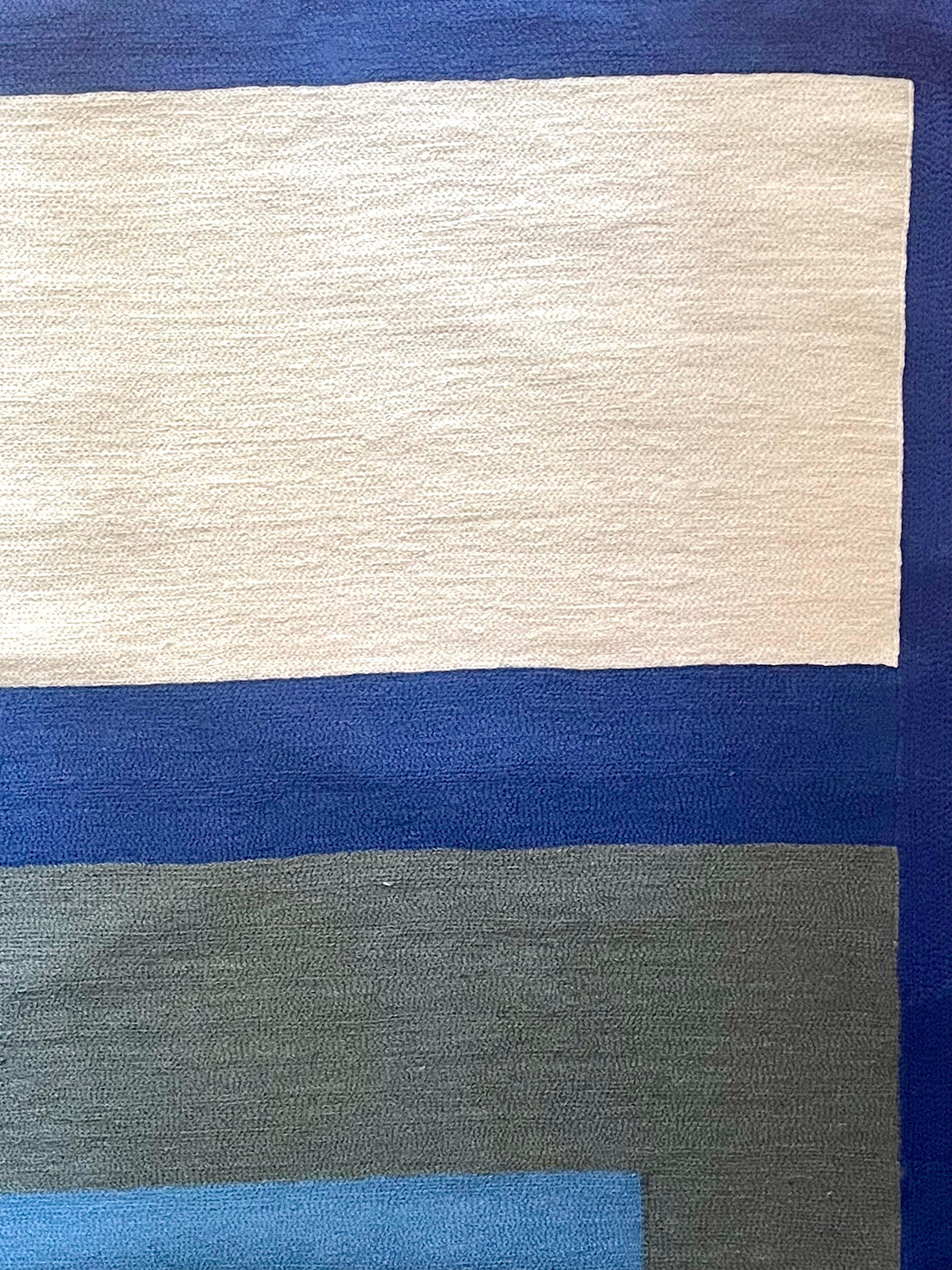 Meditazione blu - tessuto astratto geometrico grigio, bianco cucito in lana incorniciato in vendita 2