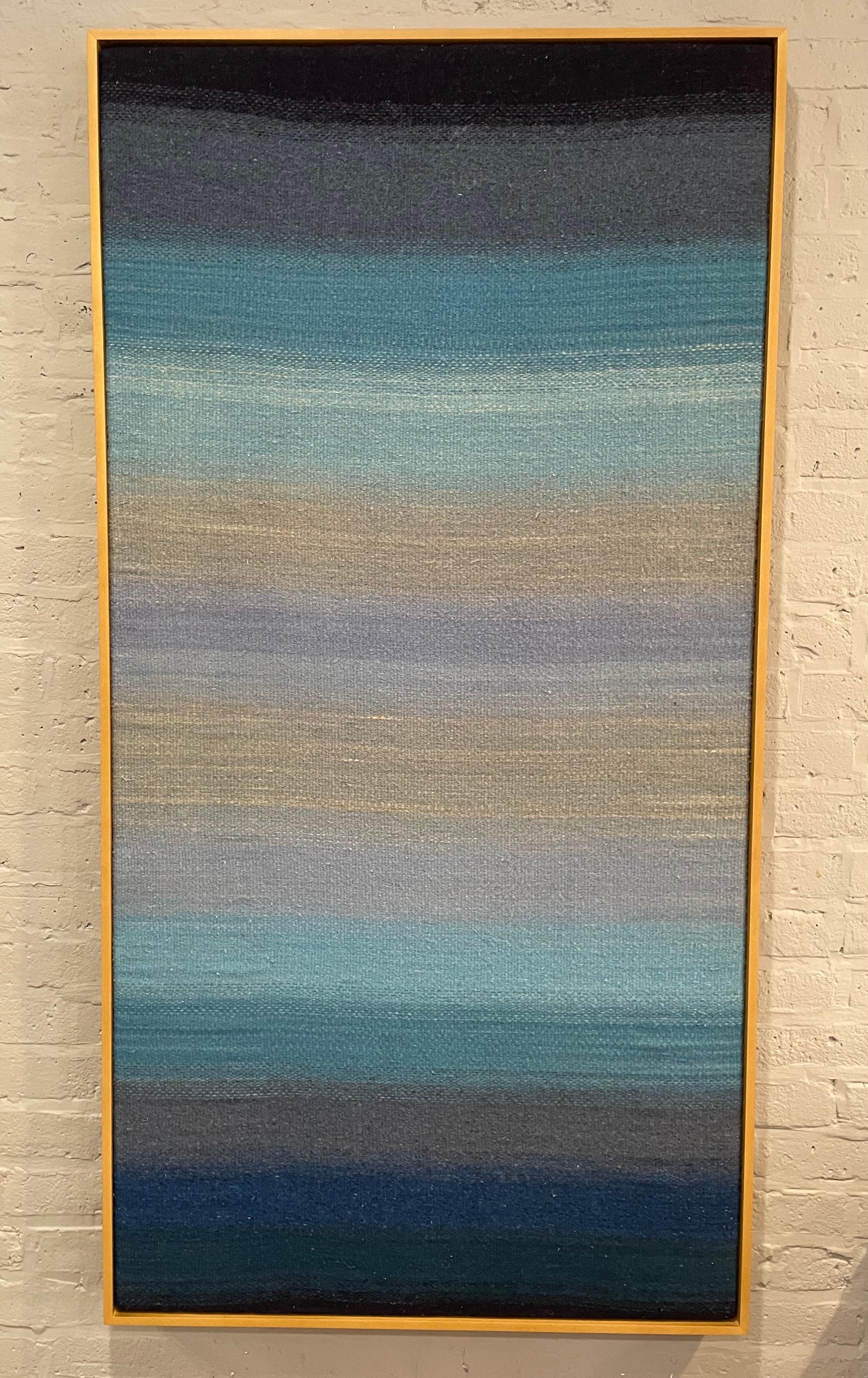 Blau Gradient -textile abstrakte beige, blaue, graue, handgewebte Wolle gerahmt – Painting von Alma Prism