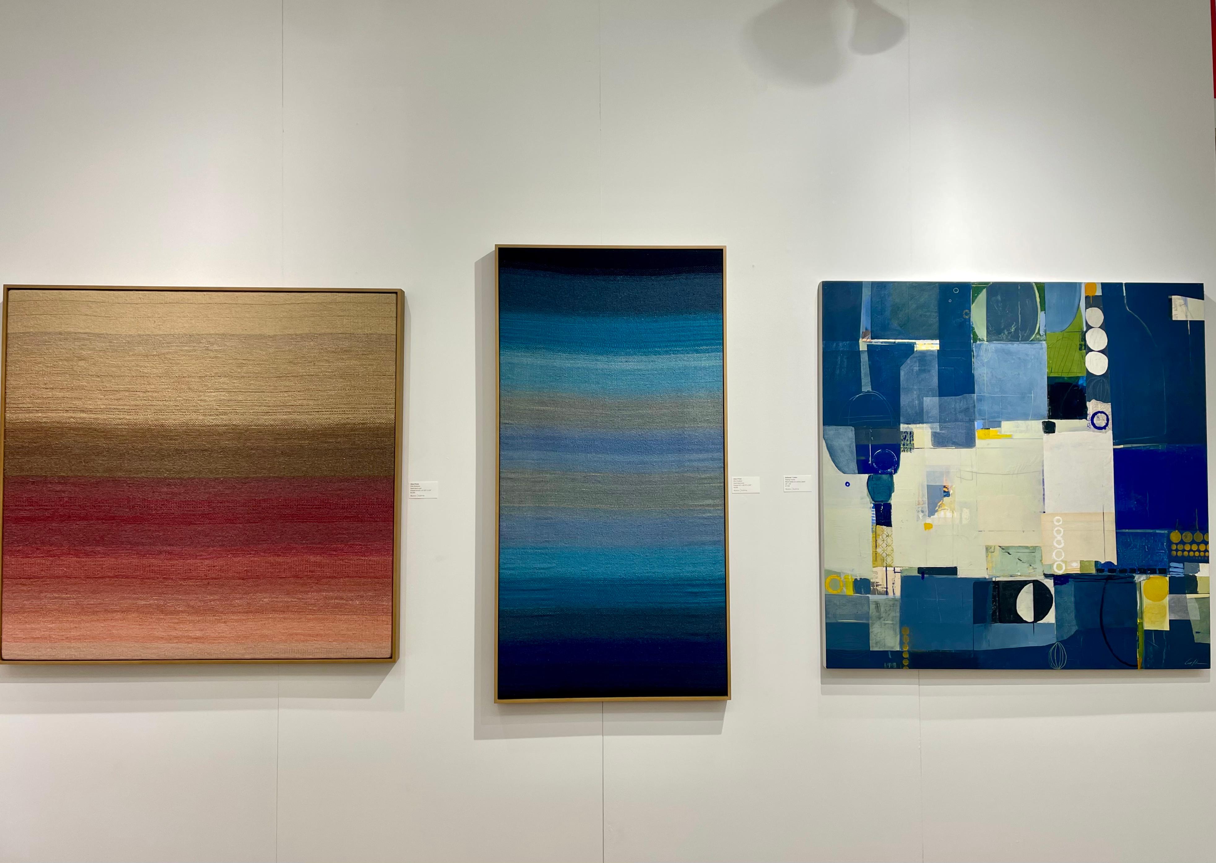 Blau Gradient -textile abstrakte beige, blaue, graue, handgewebte Wolle gerahmt (Grau), Abstract Painting, von Alma Prism